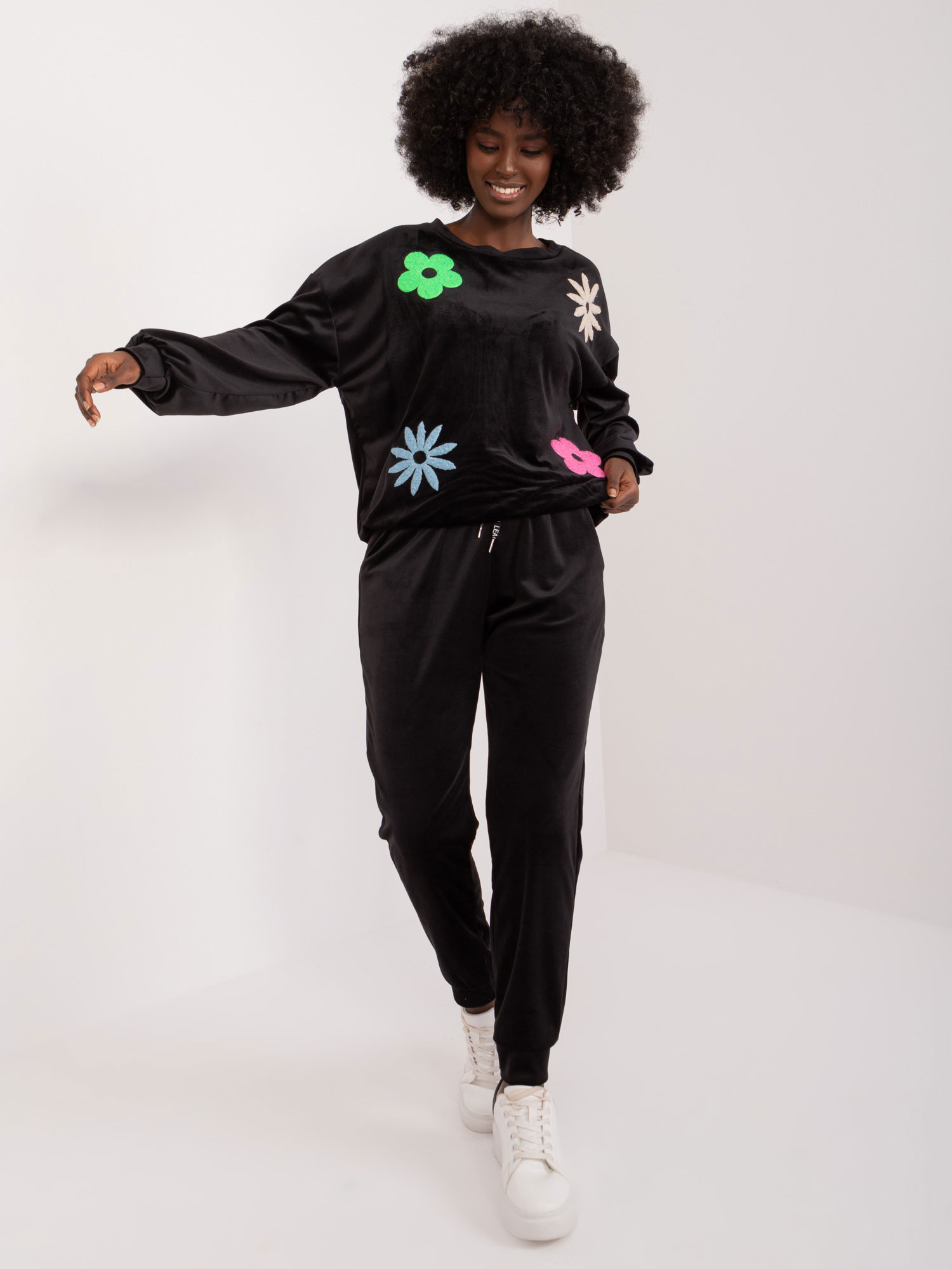 Čierna velúrová súprava s kvetinovou potlačou -DHJ-KMPL-8655.05-black Veľkosť: ONE SIZE