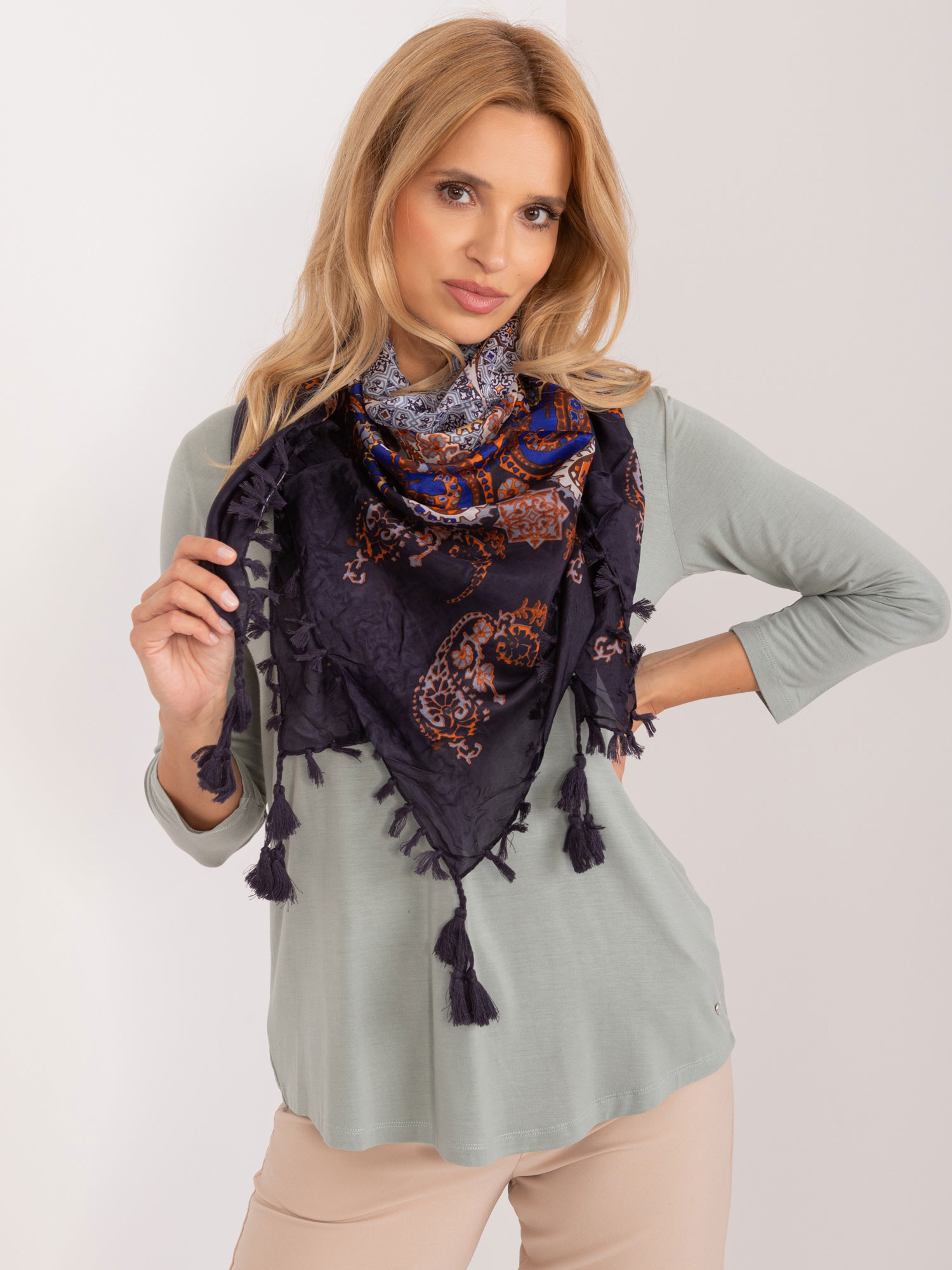 Tmavomodrá vzorovaná šatka so strapcami AT-CH-12626.99-dark grey Veľkosť: ONE SIZE