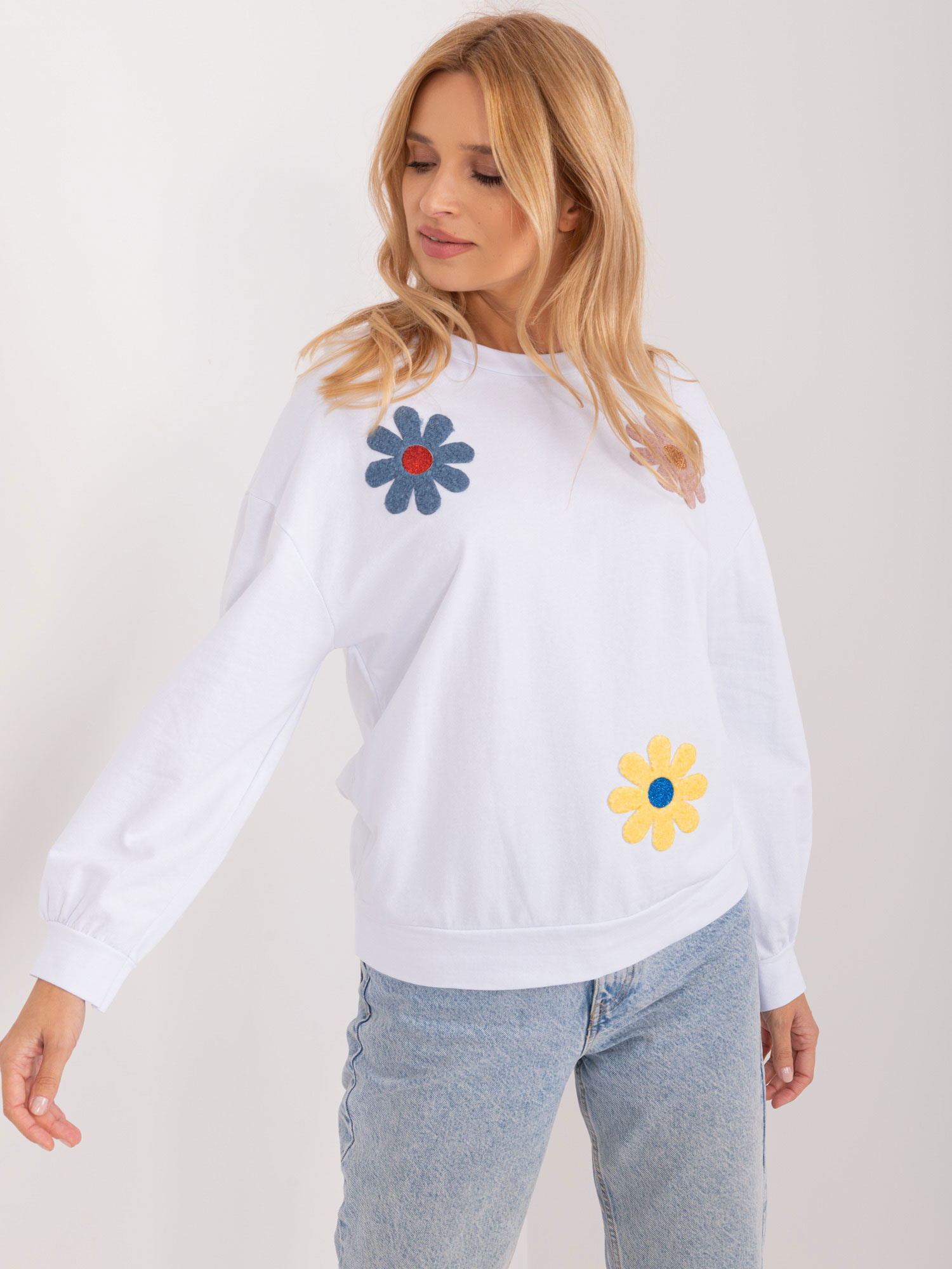 Biela mikina s kvetinovým vzorom DHJ-BZ-8856.39-white Veľkosť: ONE SIZE