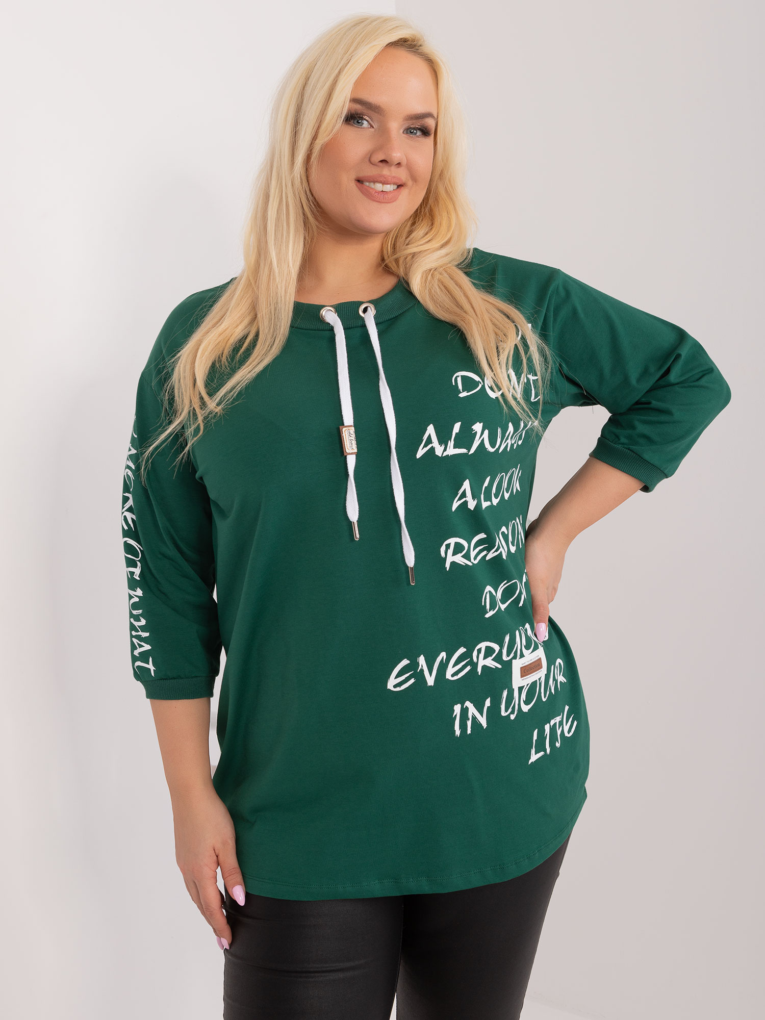 Tmavozelená blúzka s nápismi RV-BZ-9450.36-dark green Veľkosť: ONE SIZE