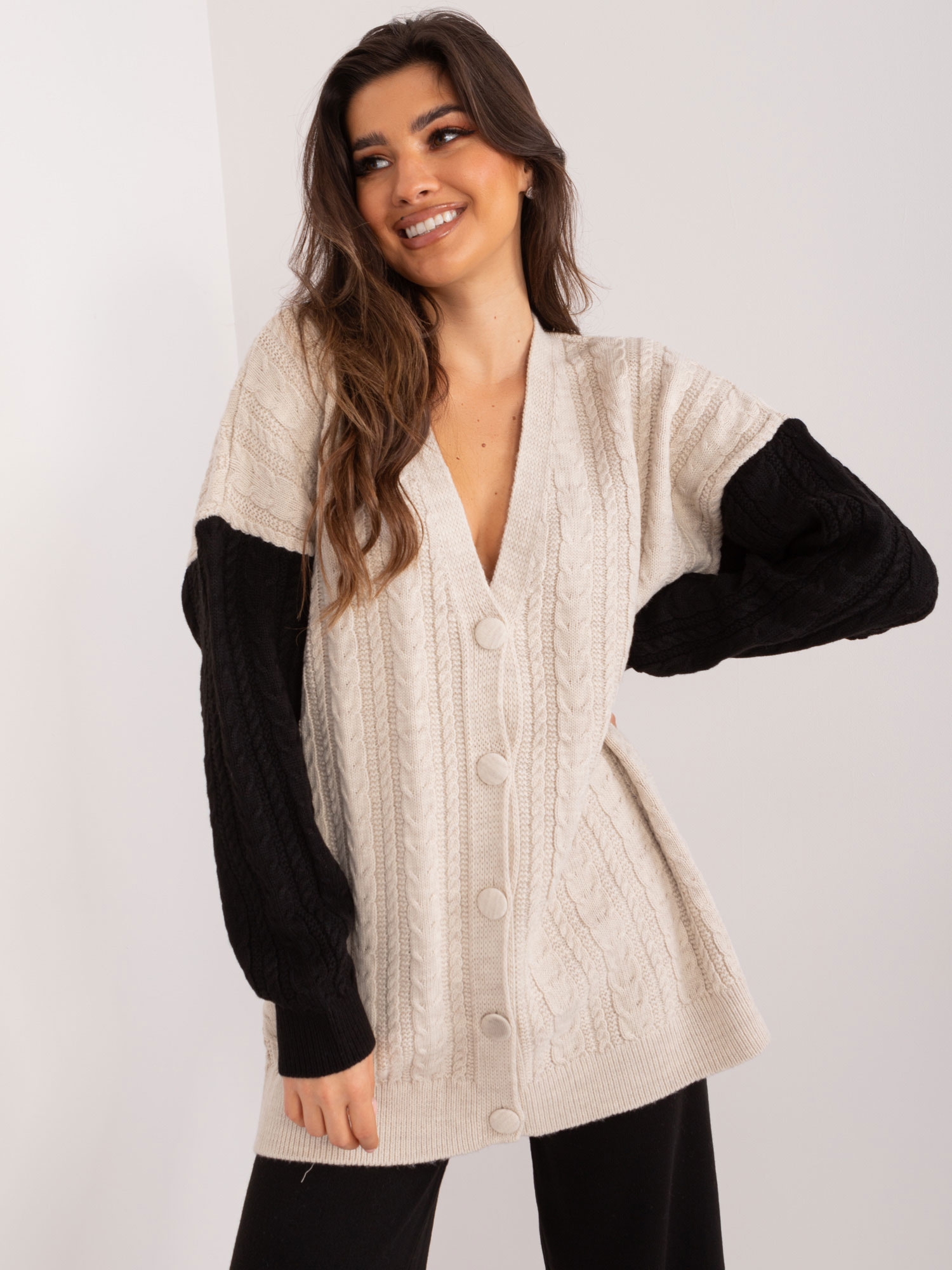 Béžový sveter s čiernymi rukávmi BA-SW-0549.32-black-beige Veľkosť: ONE SIZE
