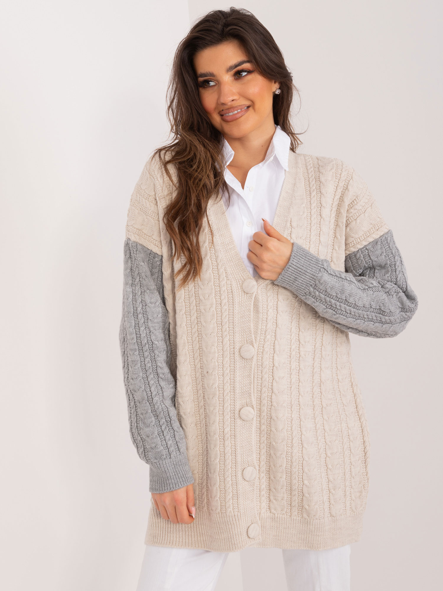 Béžový sveter so sivými rukávmi BA-SW-0549.32-grey Veľkosť: ONE SIZE