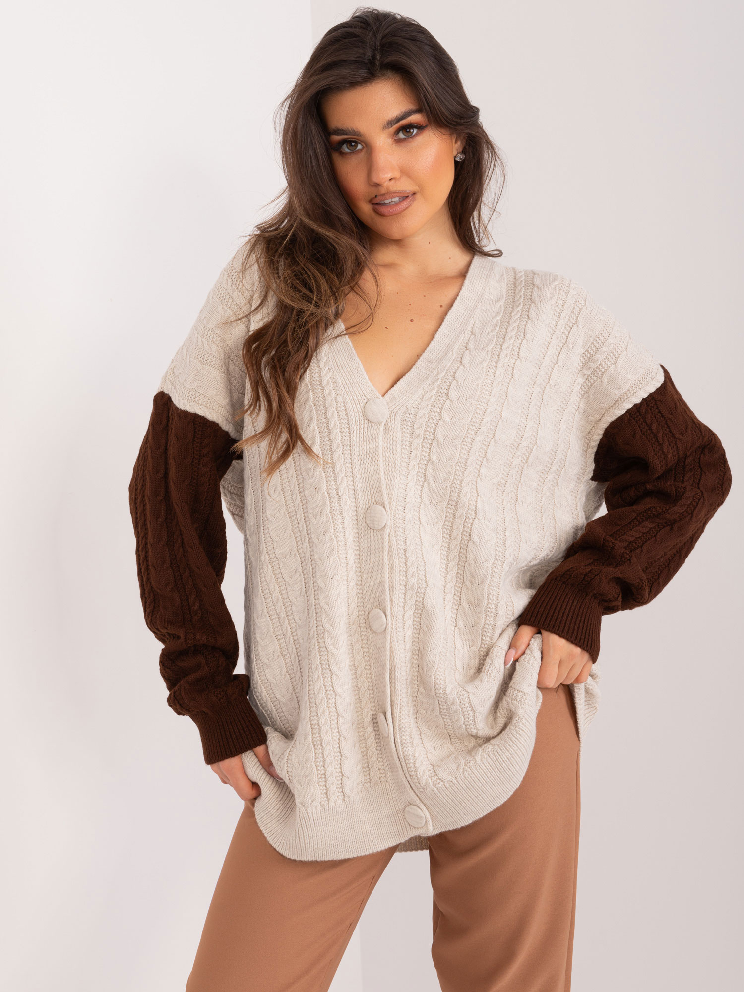 Béžový sveter s hnedými rukávmi -BA-SW-0549.32-brown Veľkosť: ONE SIZE