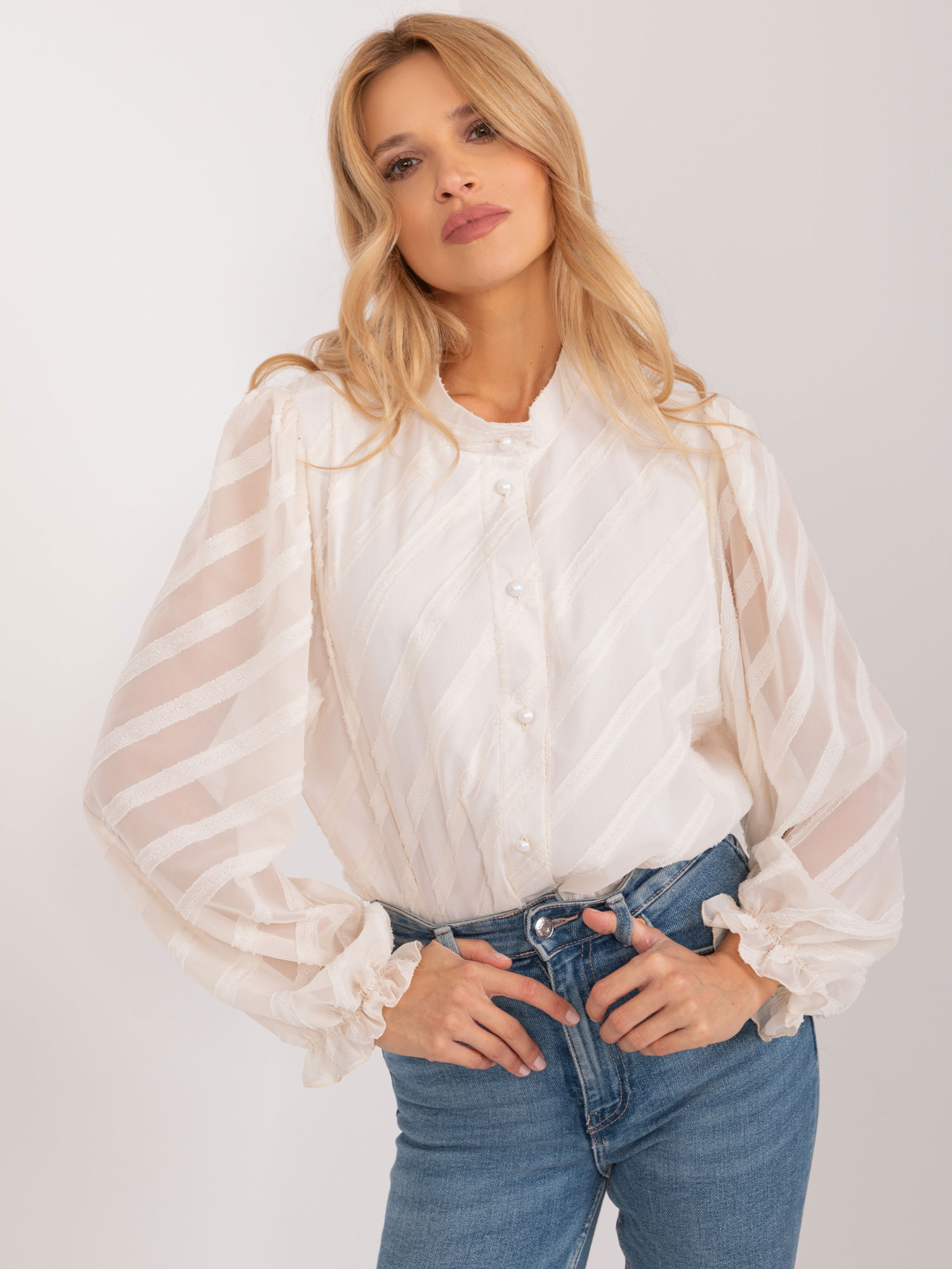 Svetlobéžová elegantná košeľa s priehľadnými rukávmi -LK-KS-509588.98-light beige Veľkosť: L/XL