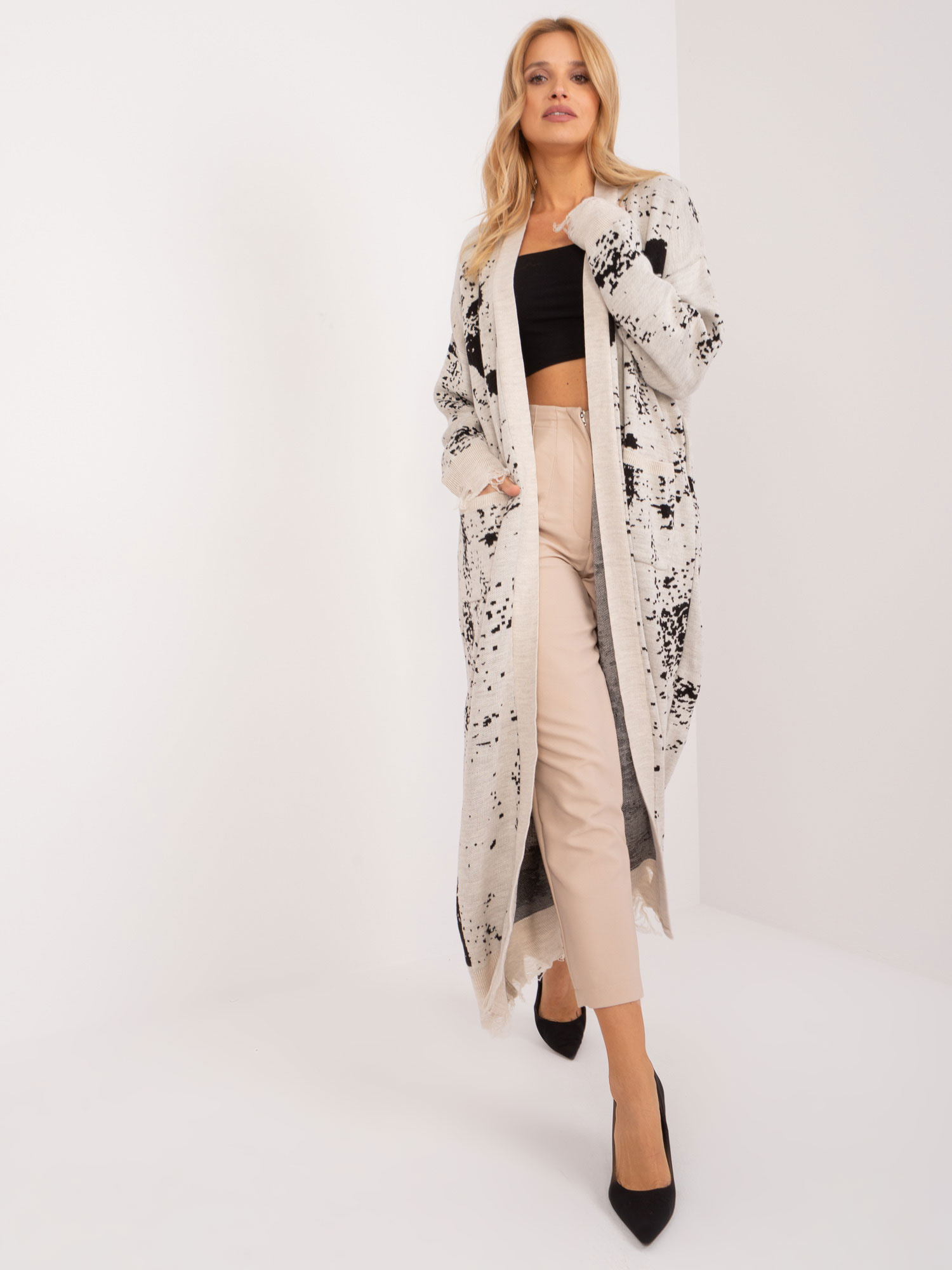 Svetlobéžový vzorovaný dierovaný kardigán BA-SW-14105.27-light beige Veľkosť: ONE SIZE