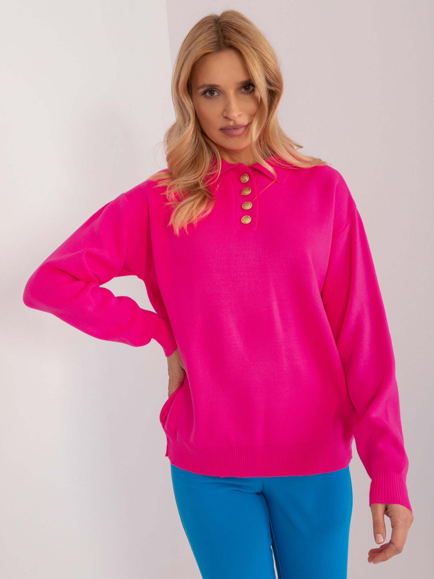 Neónovo ružový sveter s ozdobnými gombíkmi BA-SW-1493.43-fluo pink Veľkosť: ONE SIZE