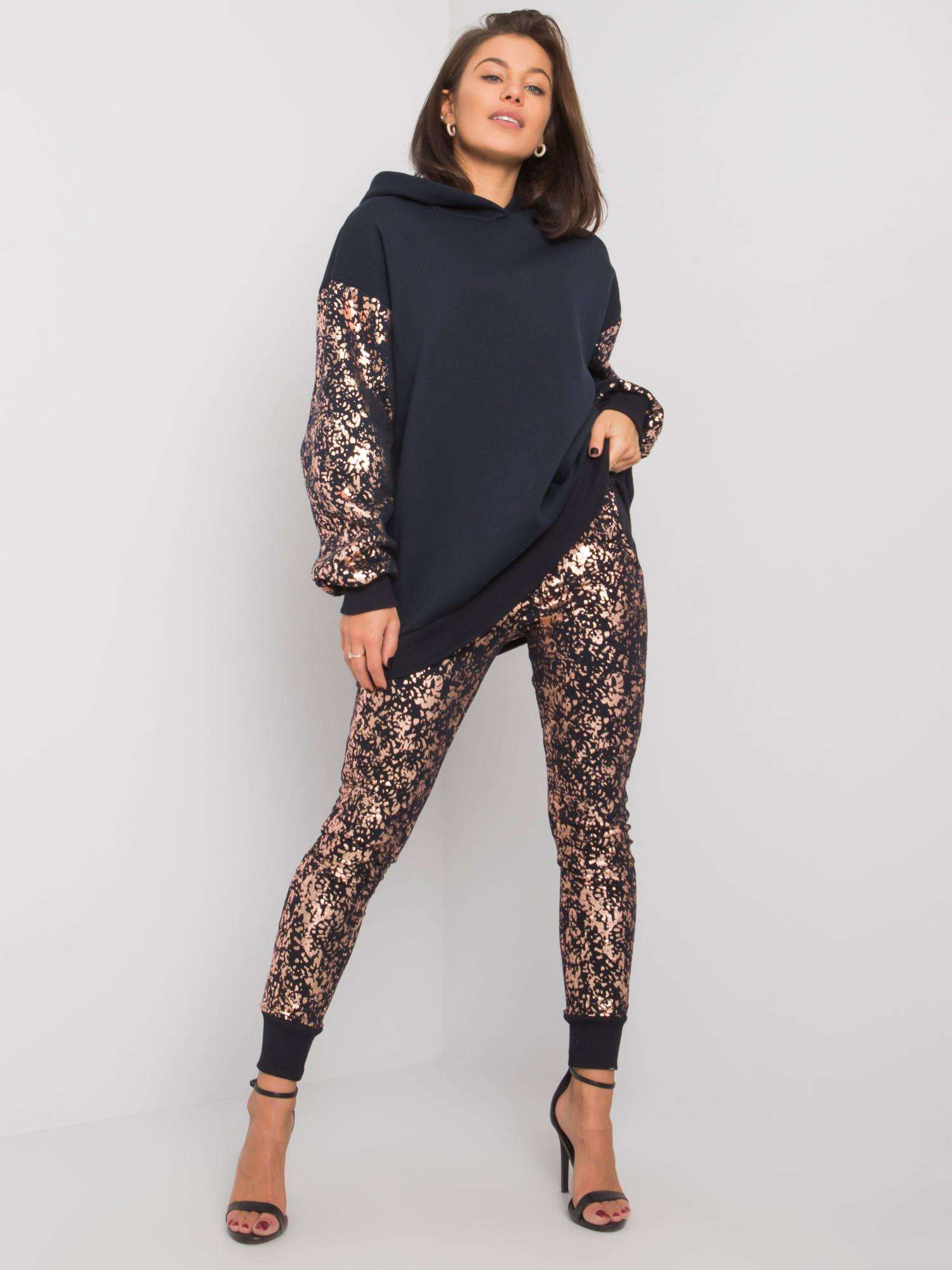 Tmavo modrá dámska tepláková súprava so zlatou potlačou FA-KMPL-7453.65P-dark blue Veľkosť: S/M