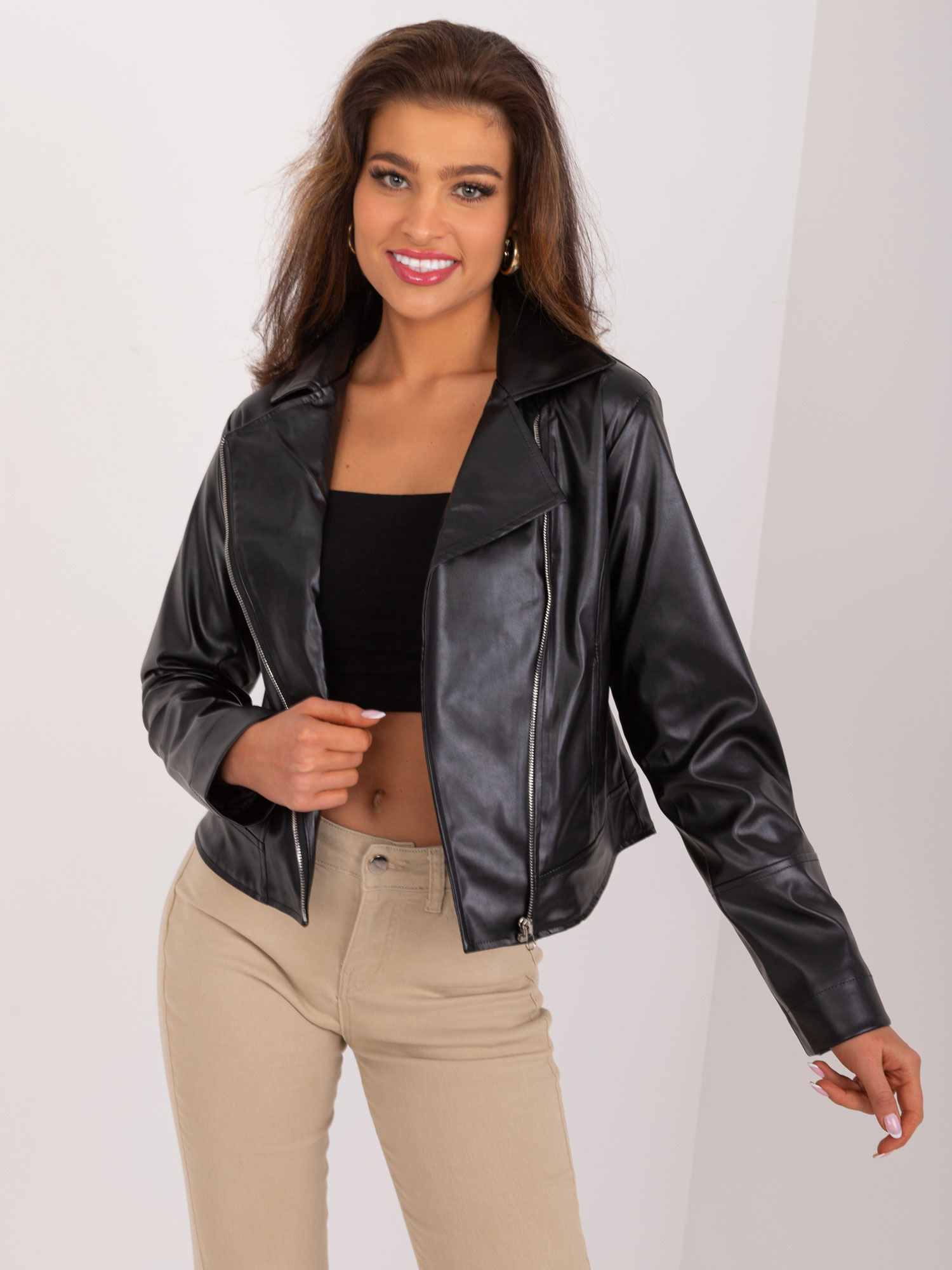 Čierna kratšia koženková bunda LK-KR-509989.46P-black Veľkosť: S/M