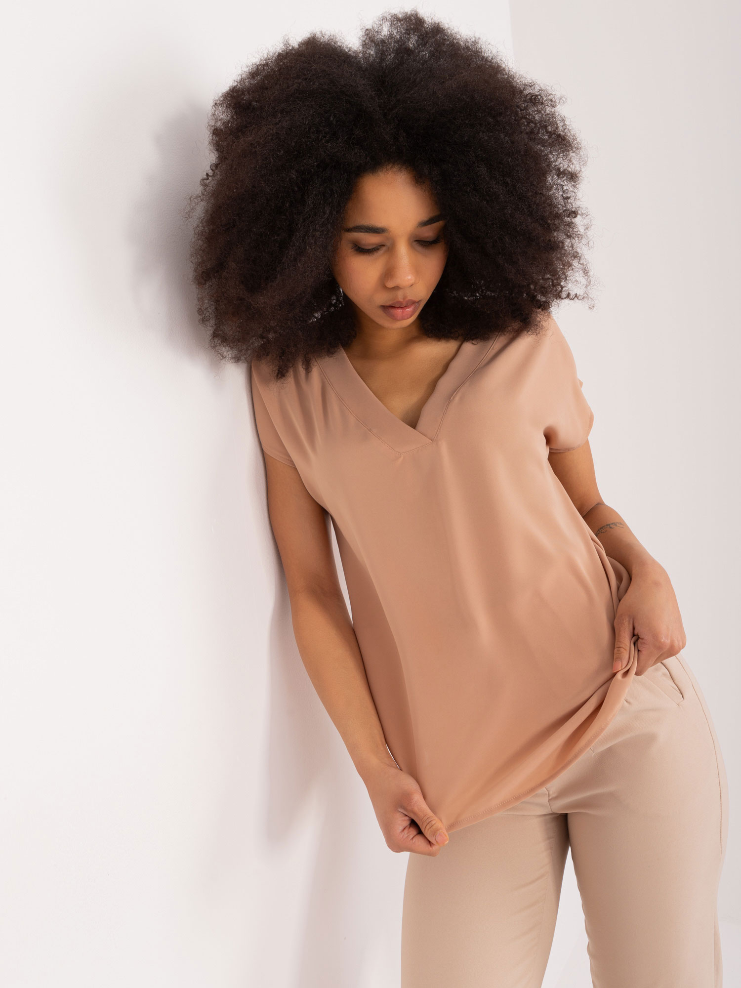 Camel tričko s výstrihom do V RV-BZ-9645.29-camel Veľkosť: L/XL