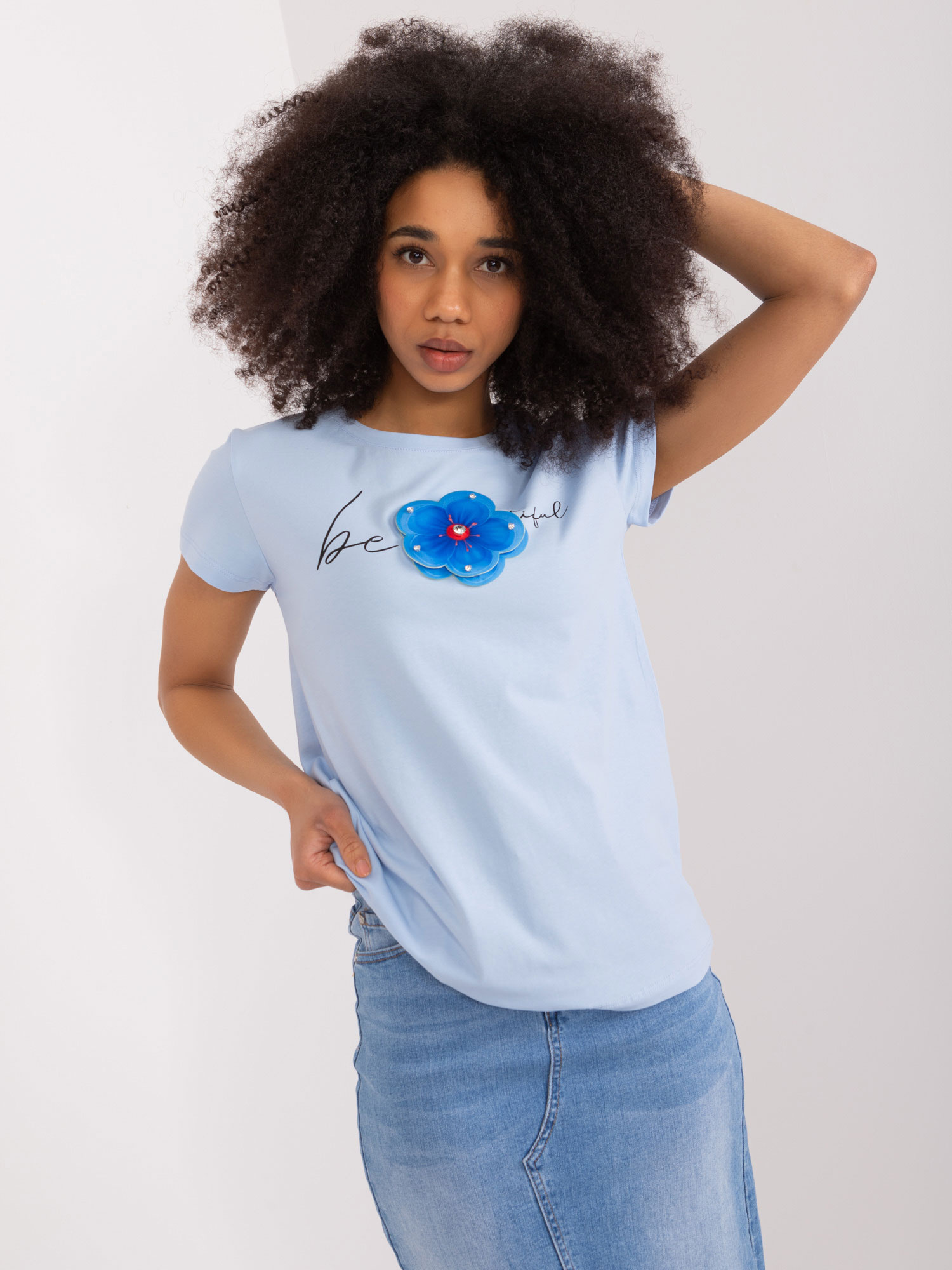 Svetlomodré tričko s aplikáciou kvetiny RV-BZ-9647.16X-light blue Veľkosť: L/XL