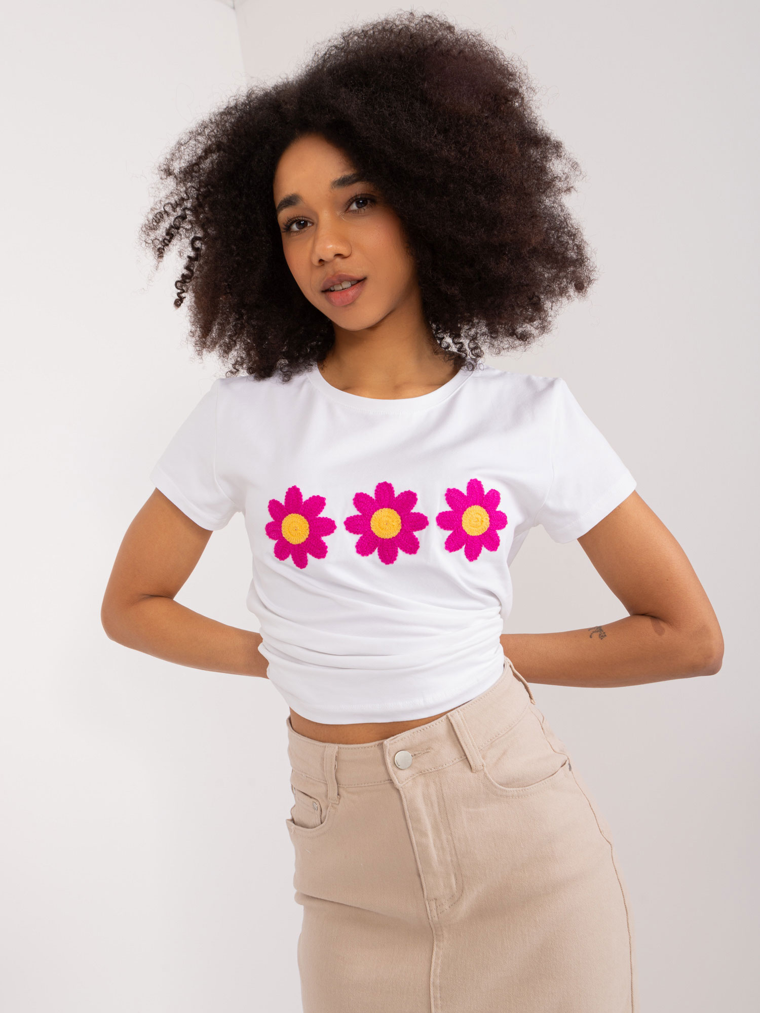 Biele tričko s aplikáciou kvetiny RV-BZ-9634.13-white Veľkosť: L/XL