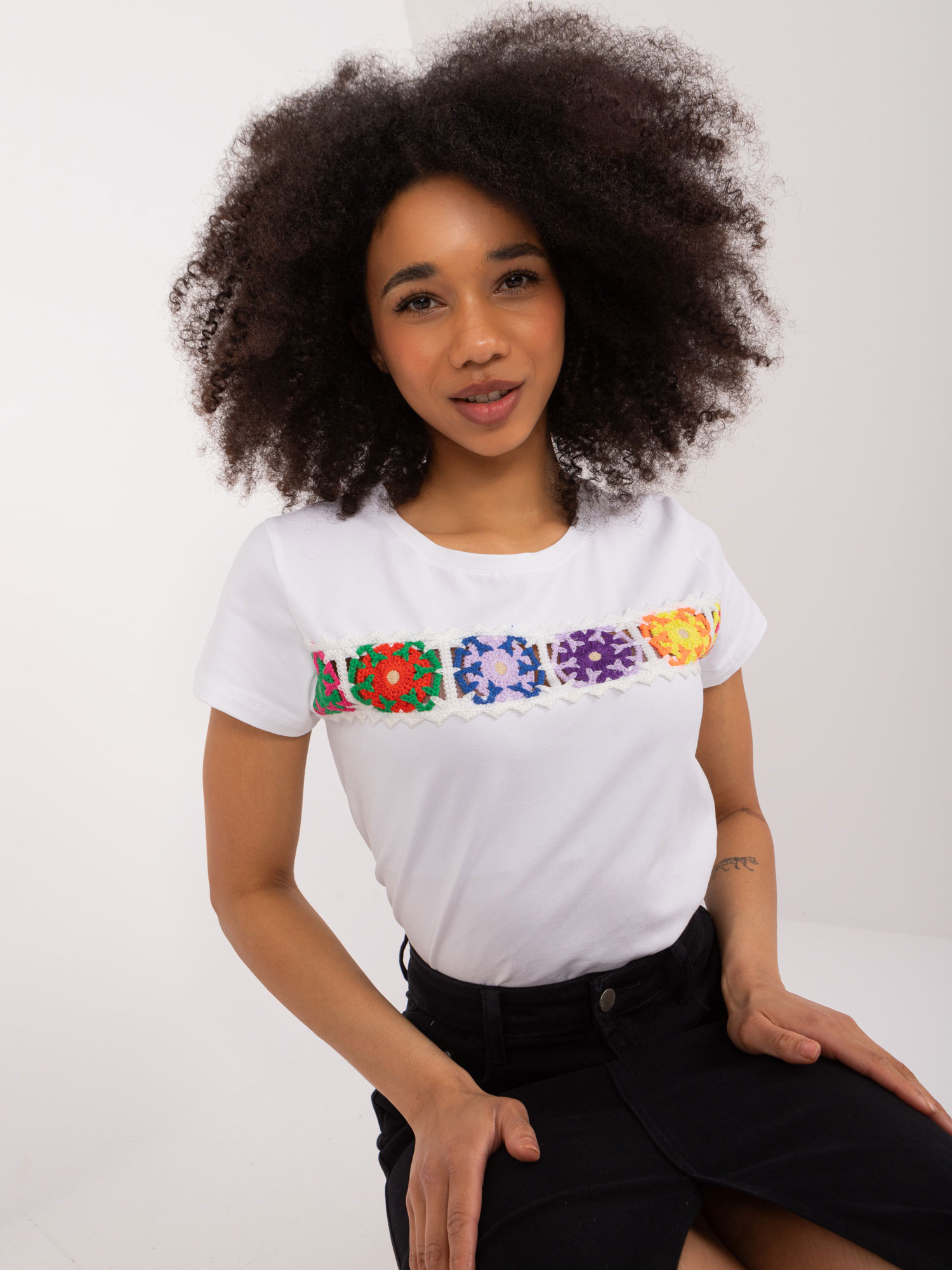 Biele tričko s farebnou výšivkou RV-BZ-9623.16-white Veľkosť: L/XL