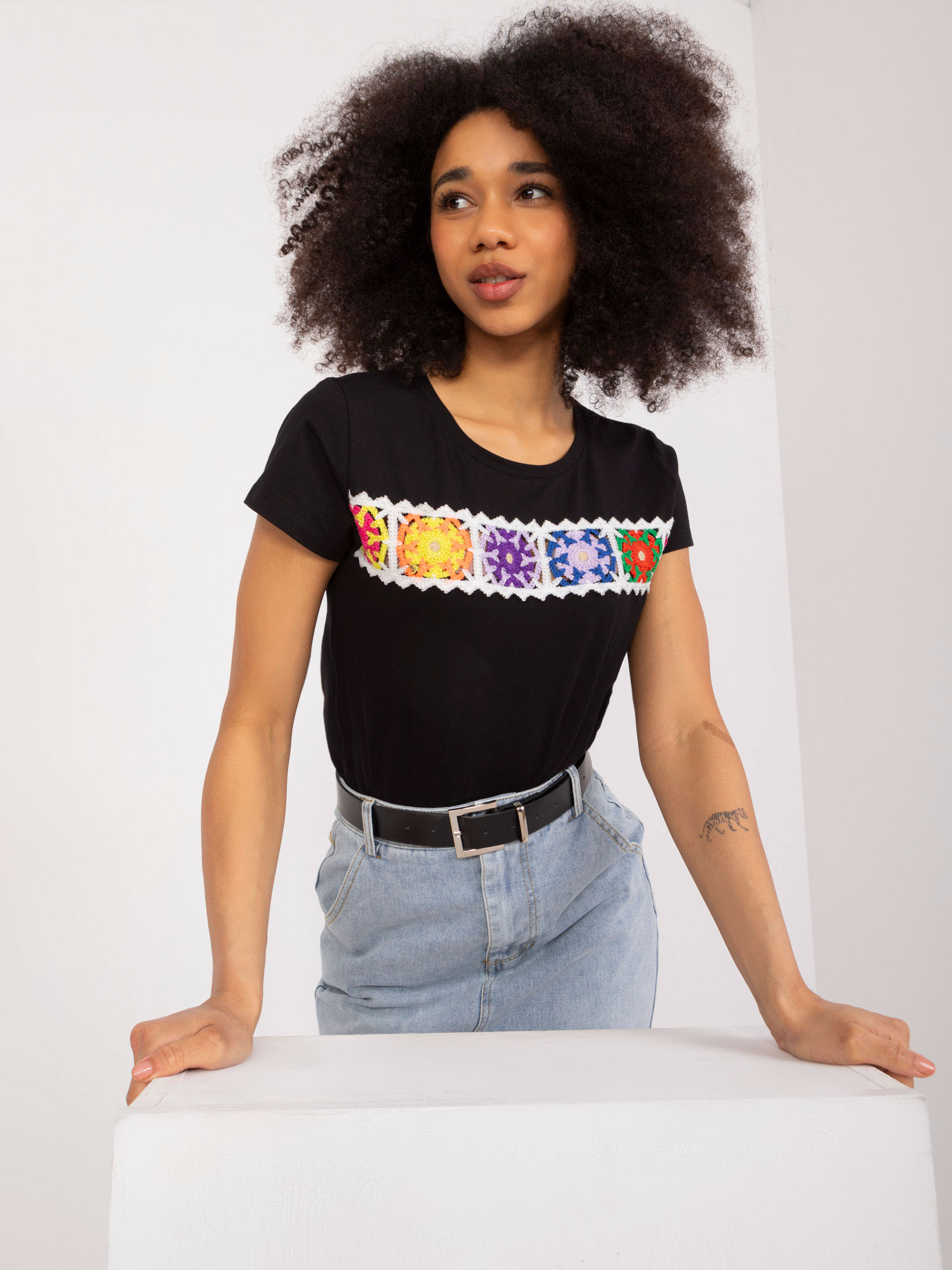 Čierne tričko s farebnou výšivkou RV-BZ-9623.16-black Veľkosť: L/XL