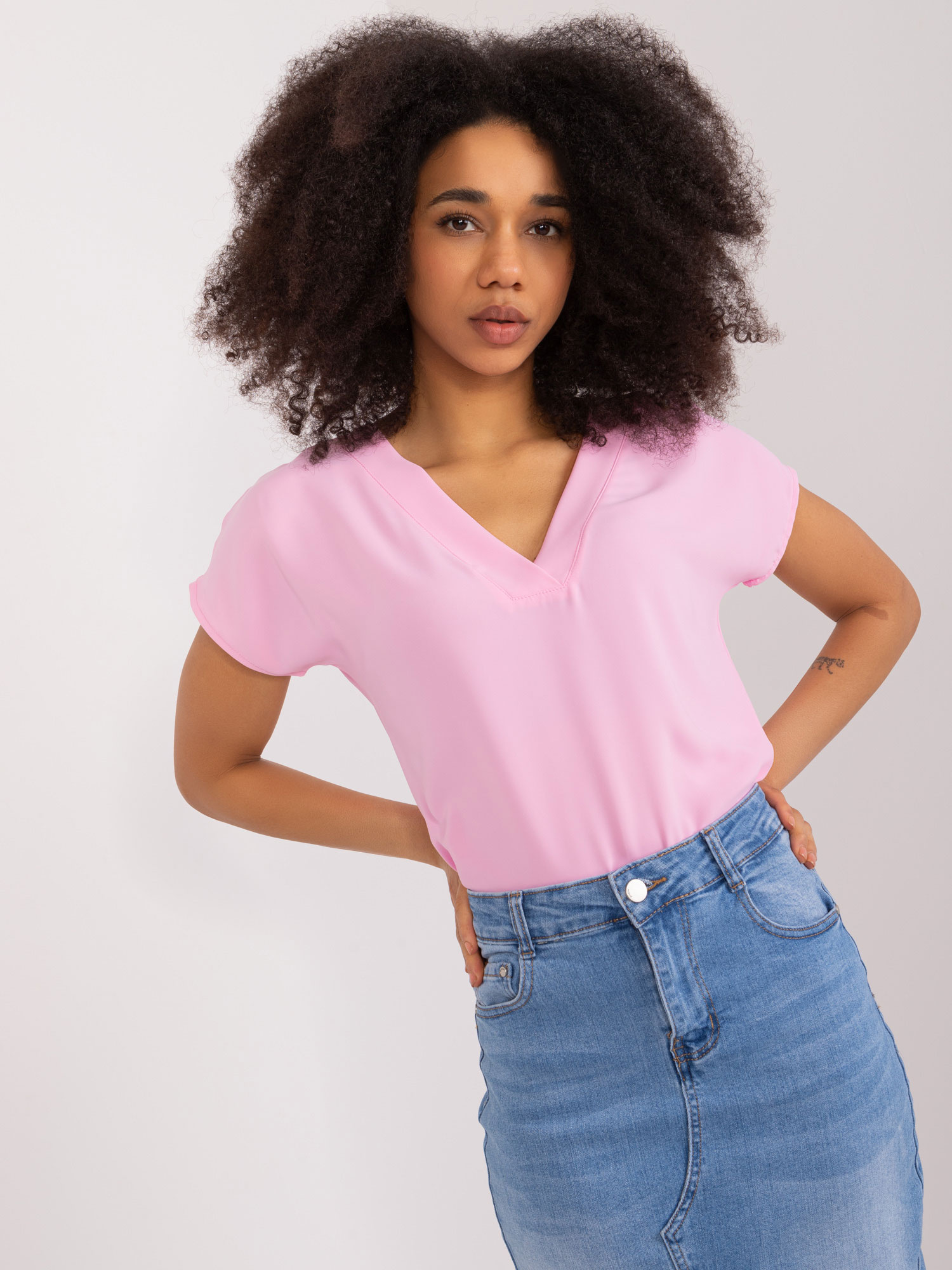 Svetloružové tričko s výstrihom do V RV-BZ-9645.28X-light pink Veľkosť: S/M