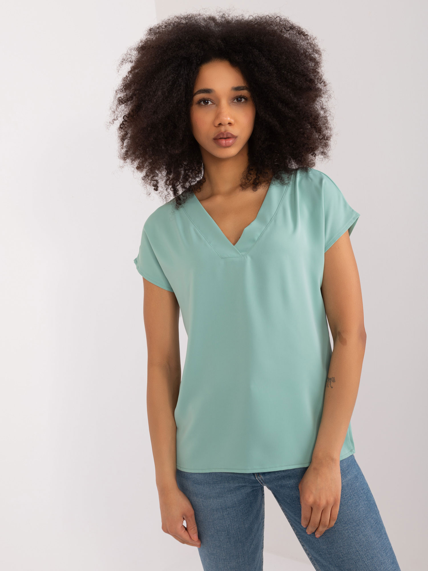 Pistáciové tričko s výstrihom do V RV-BZ-9645.28X-pistachio Veľkosť: L/XL