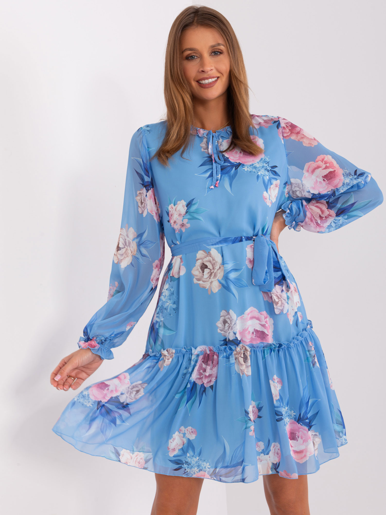 Modré kvetinové šaty s pásikom -LK-SK-509408.03X-blue Veľkosť: S/M