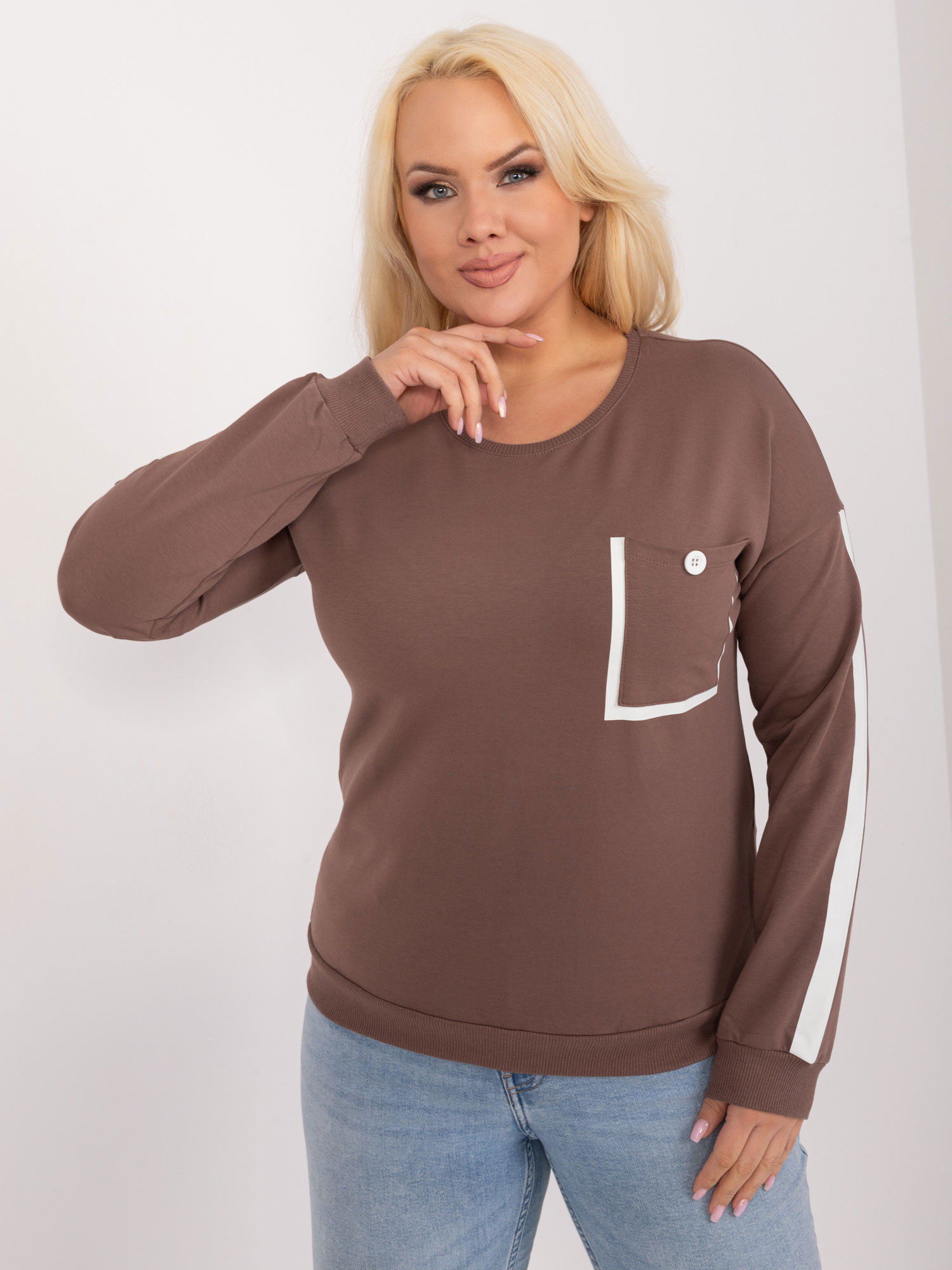 Hnedé tričko s pruhom a vreckom -RV-BZ-9329.57-brown Veľkosť: ONE SIZE