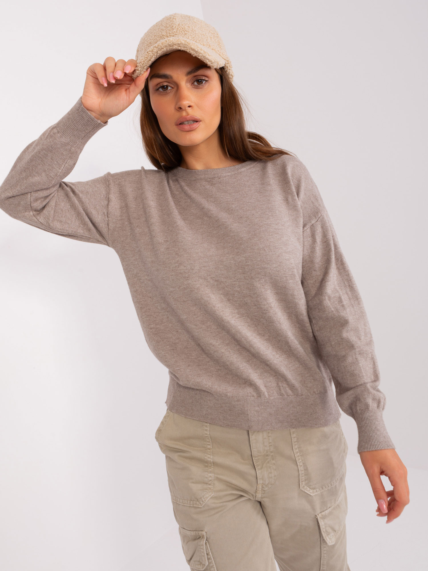 Tmavobéžový jednofarebný sveter AT-SW-2325.95P-dark beige Veľkosť: ONE SIZE