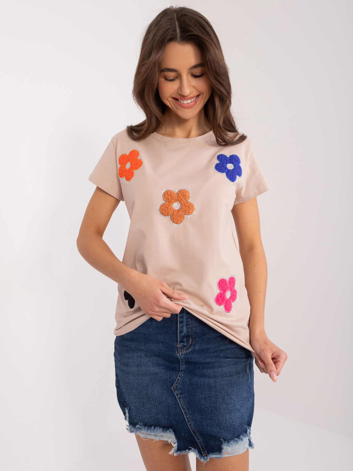 Béžové tričko s kvetinovou aplikáciou RV-BZ-9622.16X-beige Veľkosť: S/M