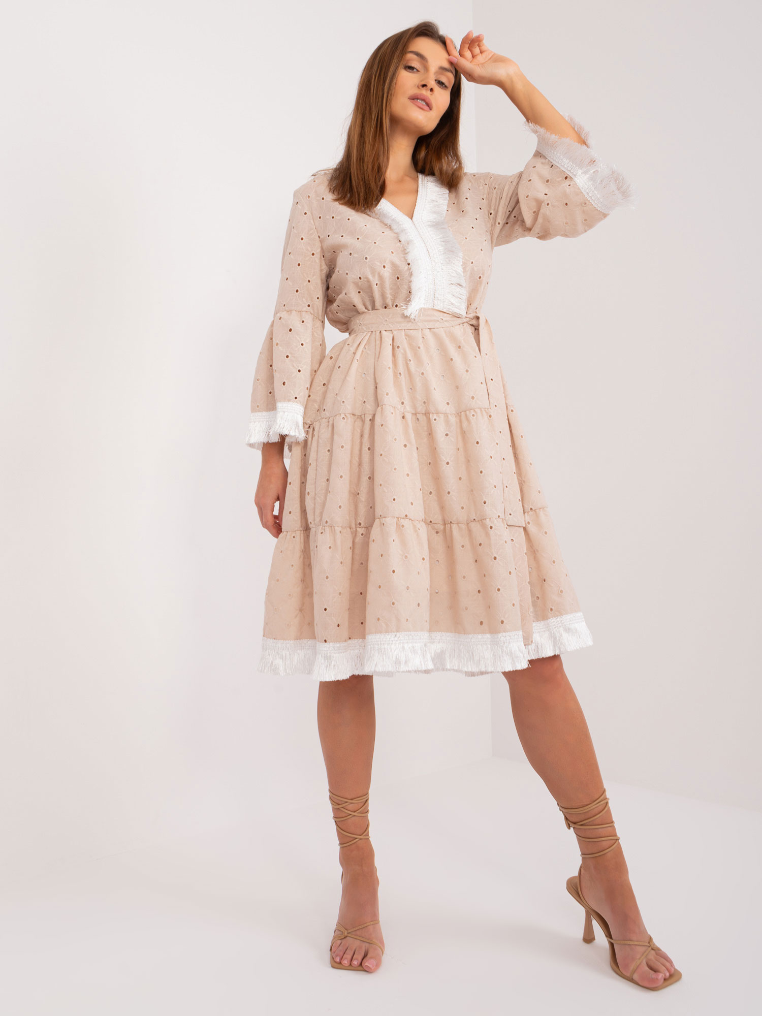 Béžové madeirové volánikové šaty -LK-SK-509606.70-beige Veľkosť: S/M