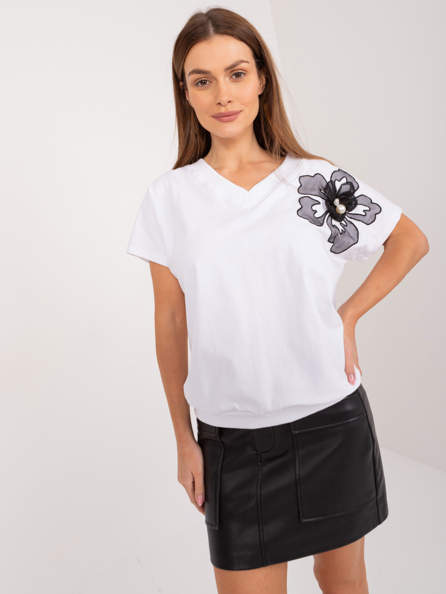 Biele tričko s veľkým kvetom -RV-BZ-9665.56-white Veľkosť: L/XL