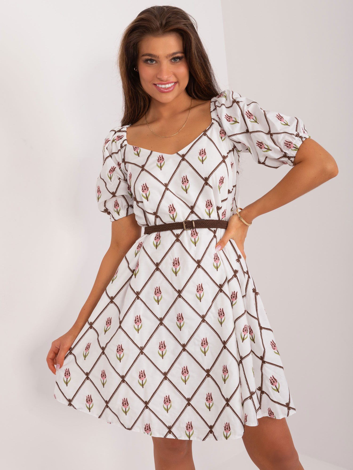 Biele vzorované šaty s kvetinami LK-SK-509406.31-white-brown Veľkosť: L/XL