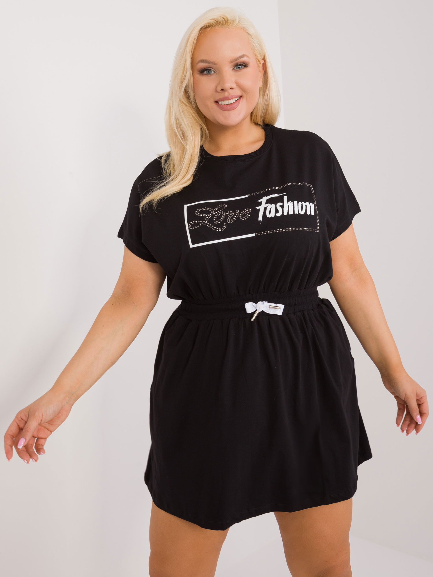 Čierne mini šaty s nápisom a gumou v páse -RV-SK-6589.25-black Veľkosť: ONE SIZE