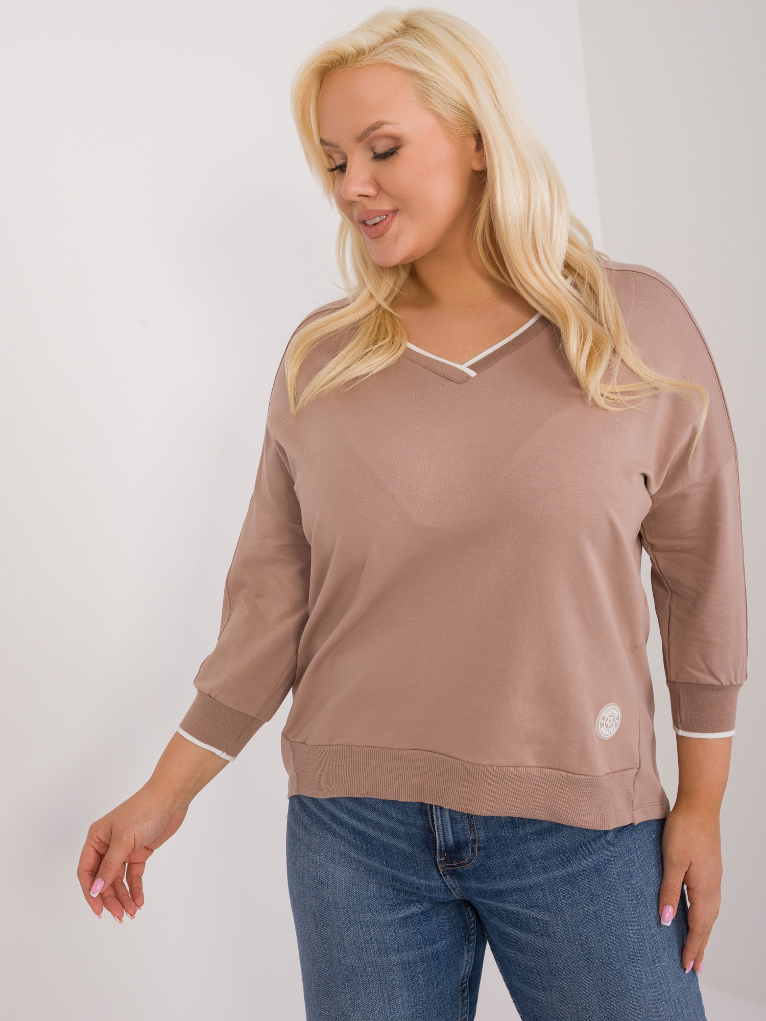 Tmavobéžové tričko s výstrihom do V -RV-BZ-9343.33-dark beige Veľkosť: ONE SIZE