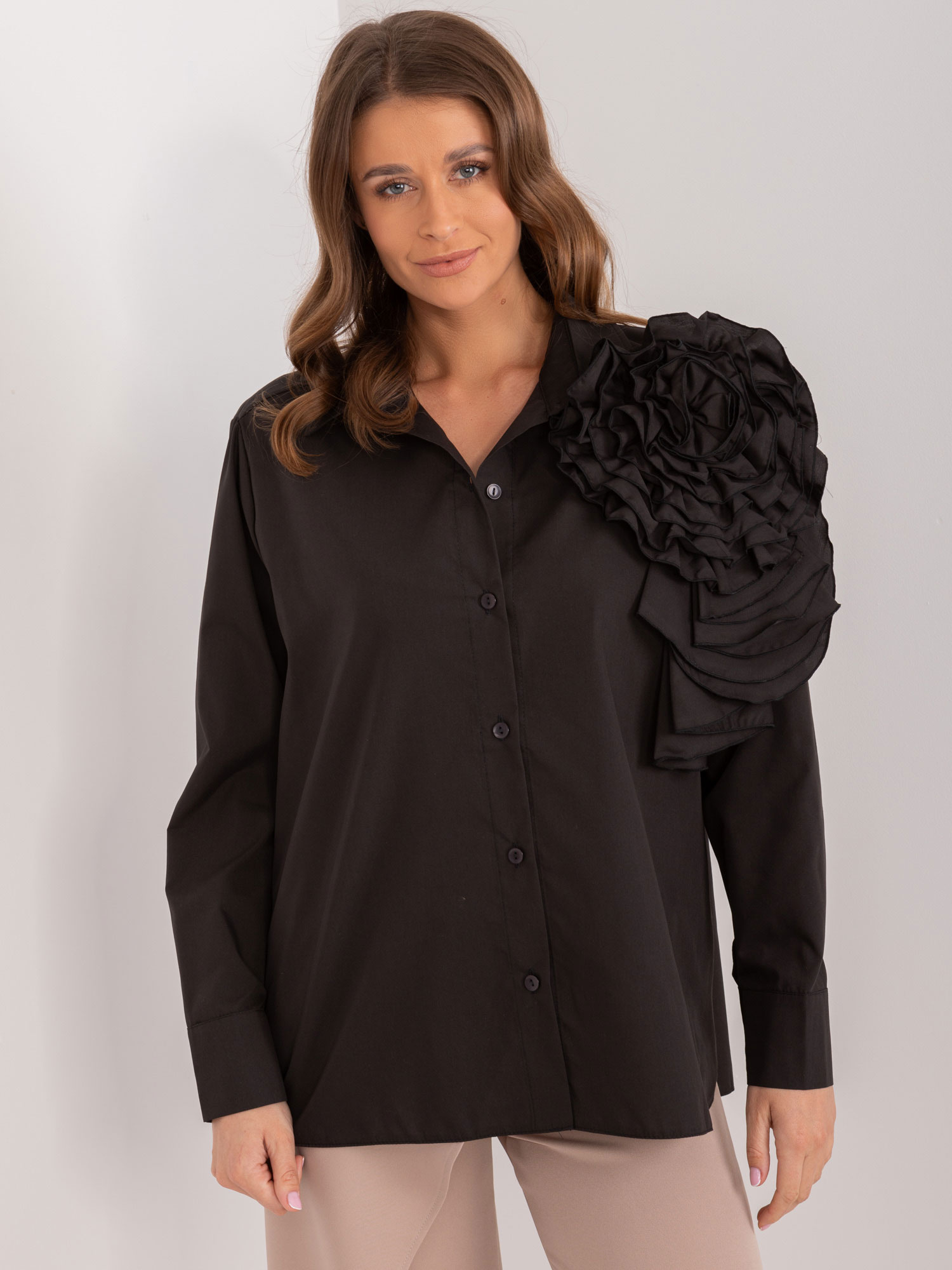 Čierna bavlnená košeľa s kvetinou LK-KS-509612.28-black Veľkosť: S/M