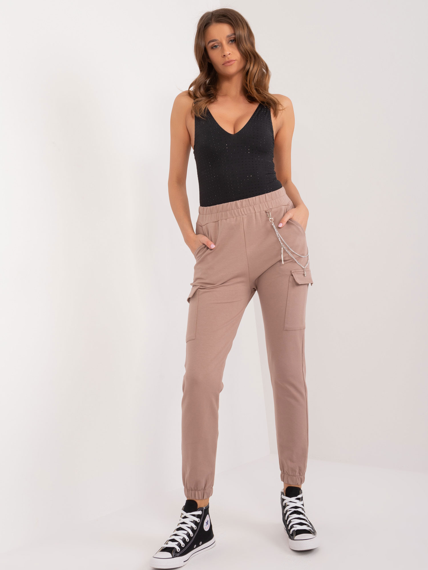 Tmavobéžové tepláky s vreckami a ozdobnou retiazkou RV-DR-9604.27-dark beige Veľkosť: L/XL