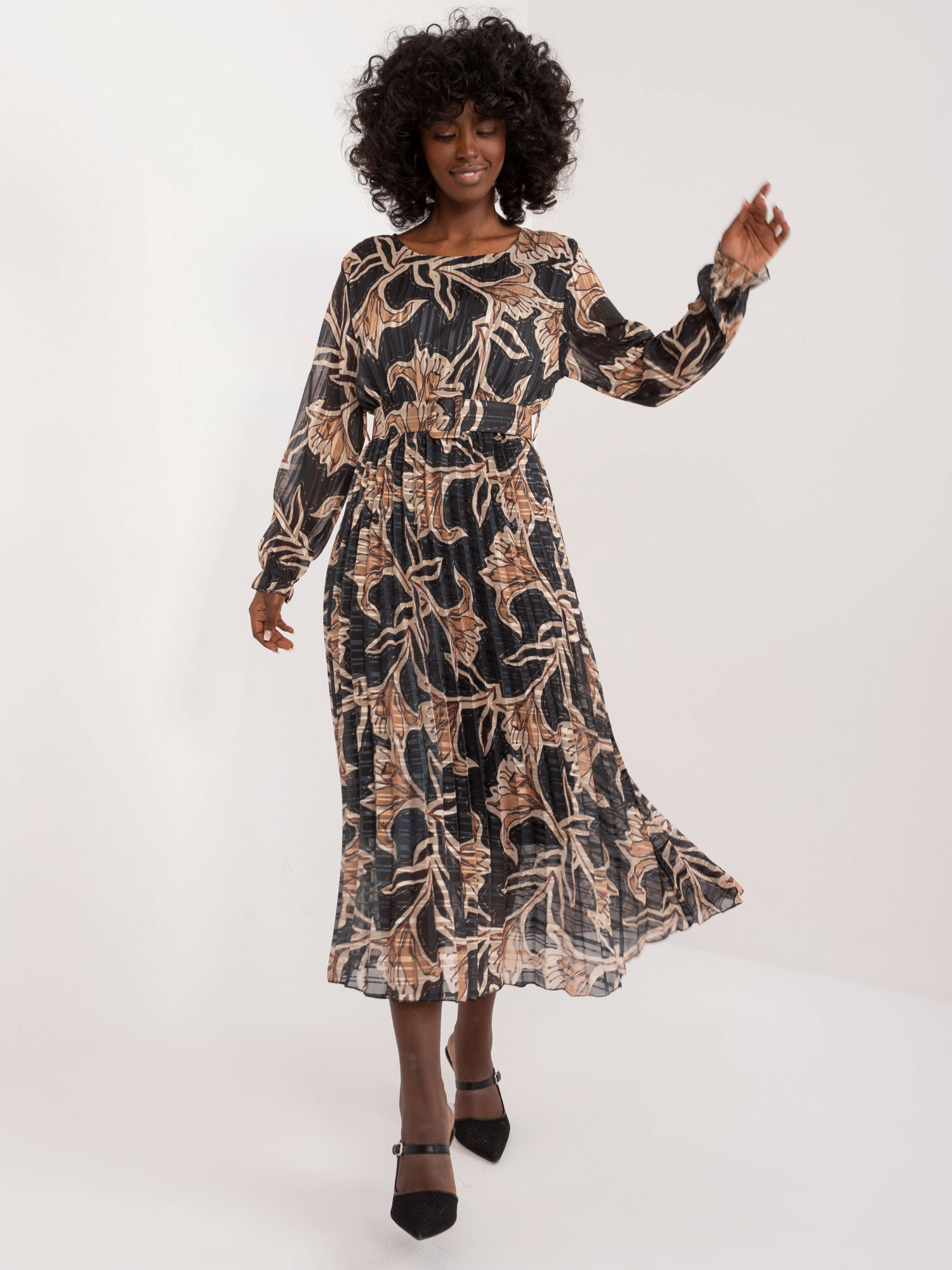 Čierno-zlaté vzorované midi šaty s pásikom DHJ-SK-13928.42-black-beige Veľkosť: ONE SIZE