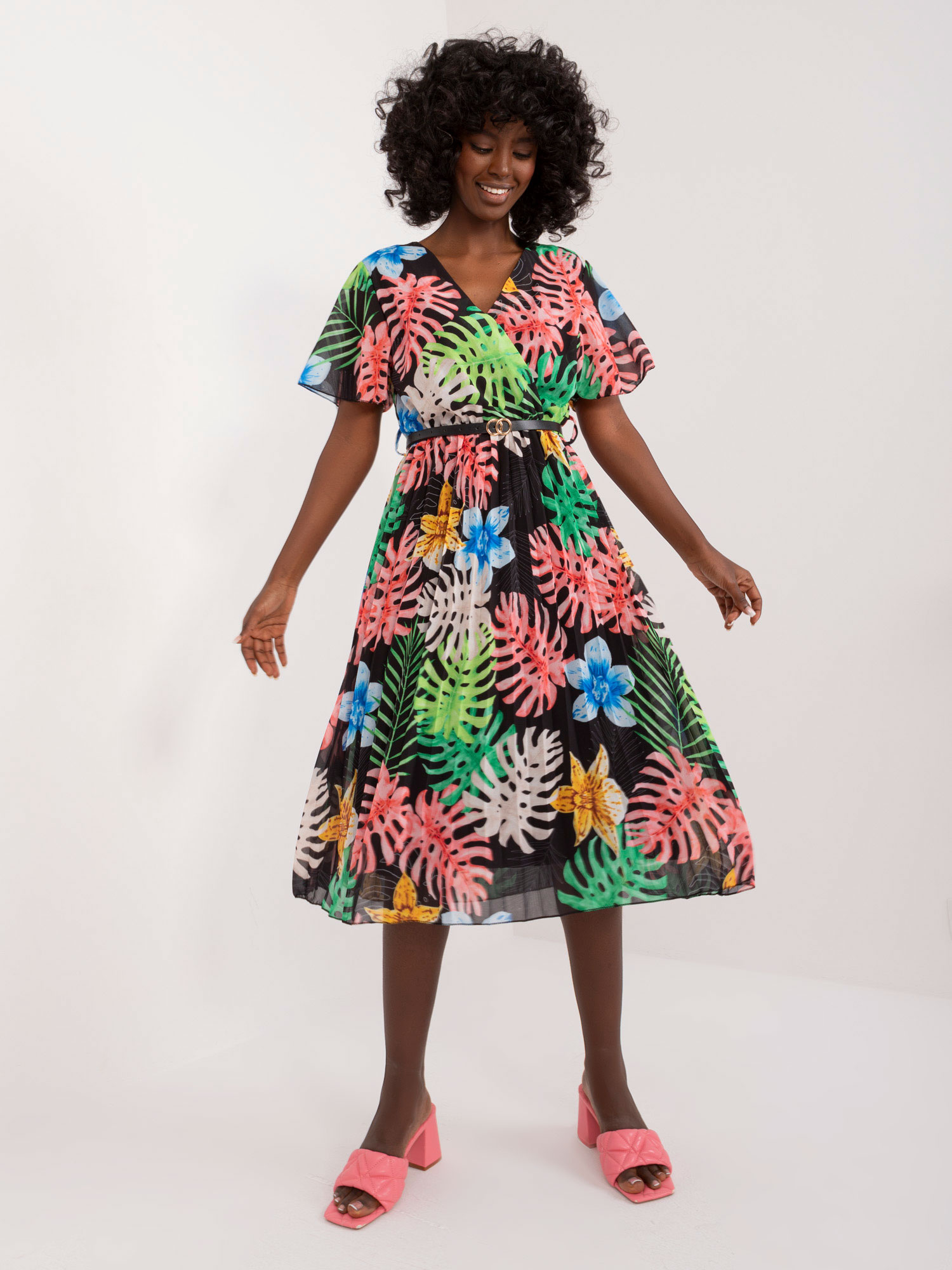 Čierne vzorované midi šaty s opaskom DHJ-SK-13162-3.90-black Veľkosť: ONE SIZE