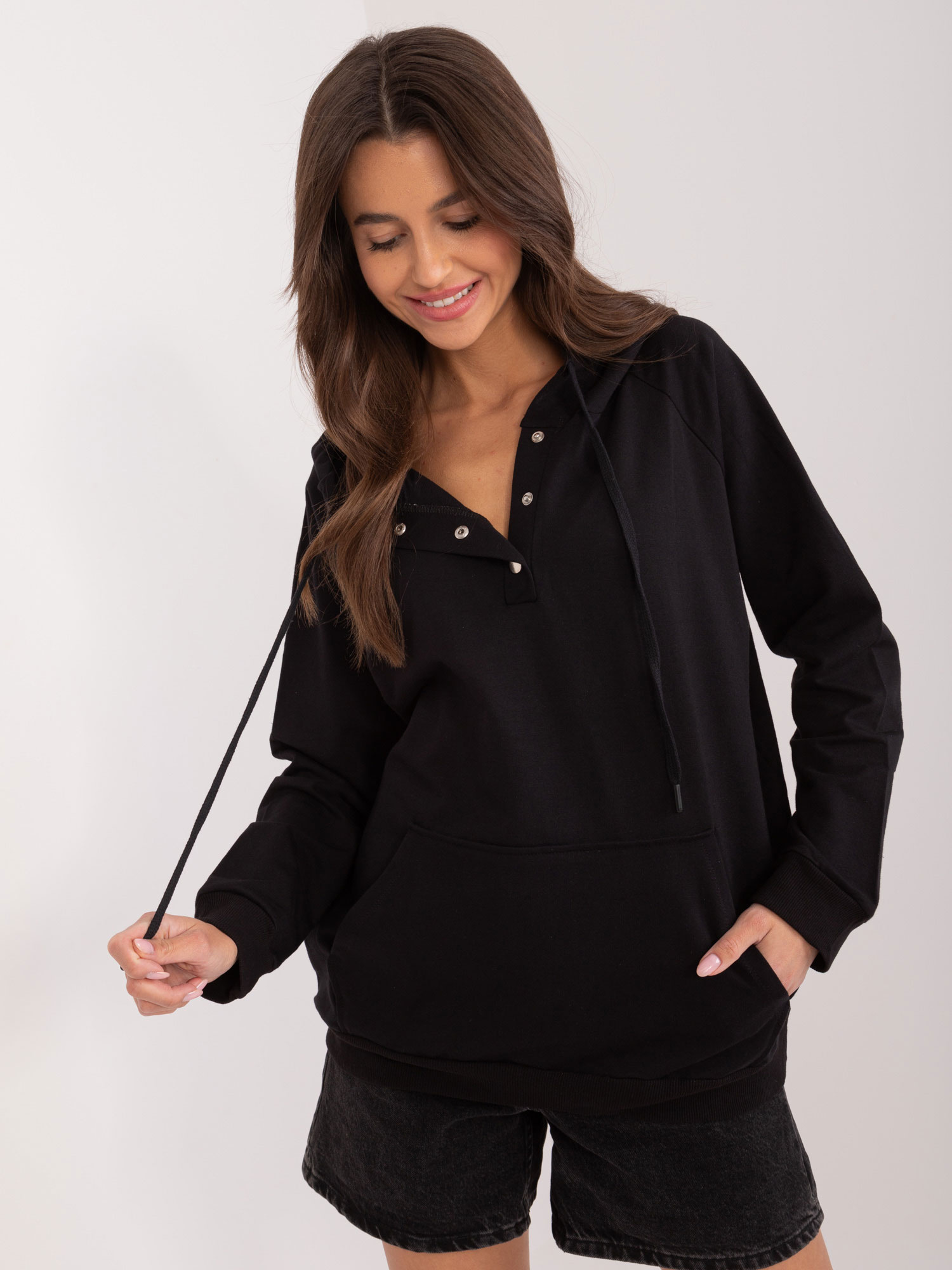 Čierna mikina so zapínaním na cvoky a klokaním vreckom RV-BL-8269.27-black Veľkosť: ONE SIZE