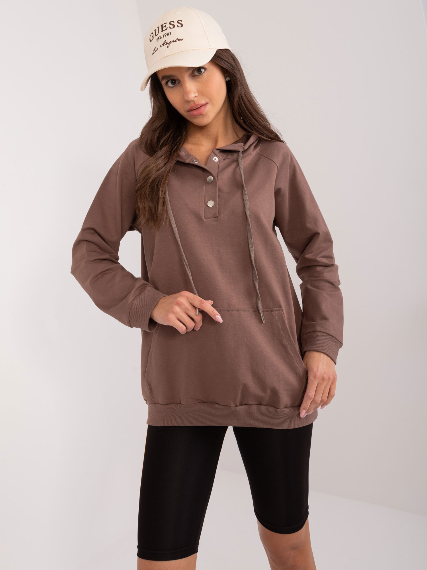Hnedá mikina so zapínaním na cvoky a klokaním vreckom RV-BL-8269.27-brown Veľkosť: ONE SIZE