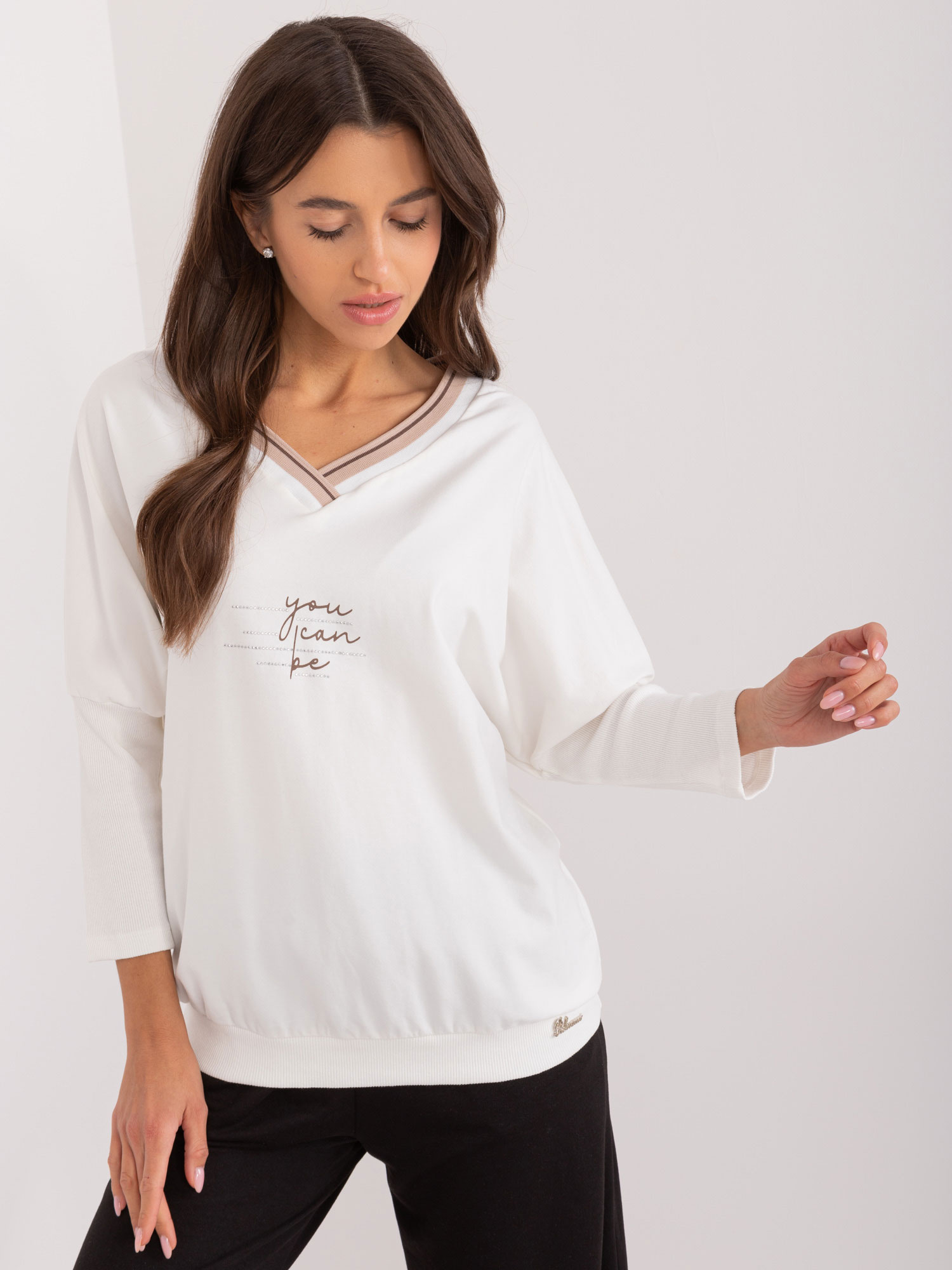 Smotanové oversize tričko s výstrihom -RV-BZ-9509.82-ecru Veľkosť: ONE SIZE