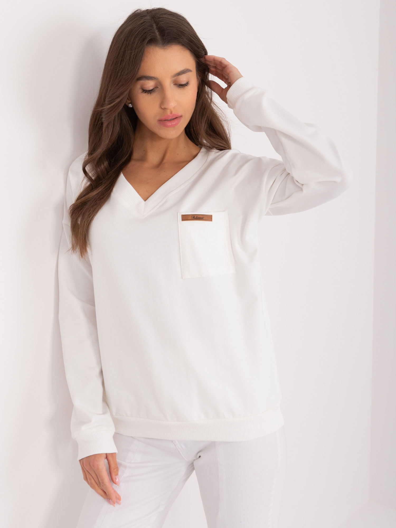 Biele tričko s výstrihom a vreckom RV-BZ-9244.19X-white Veľkosť: ONE SIZE