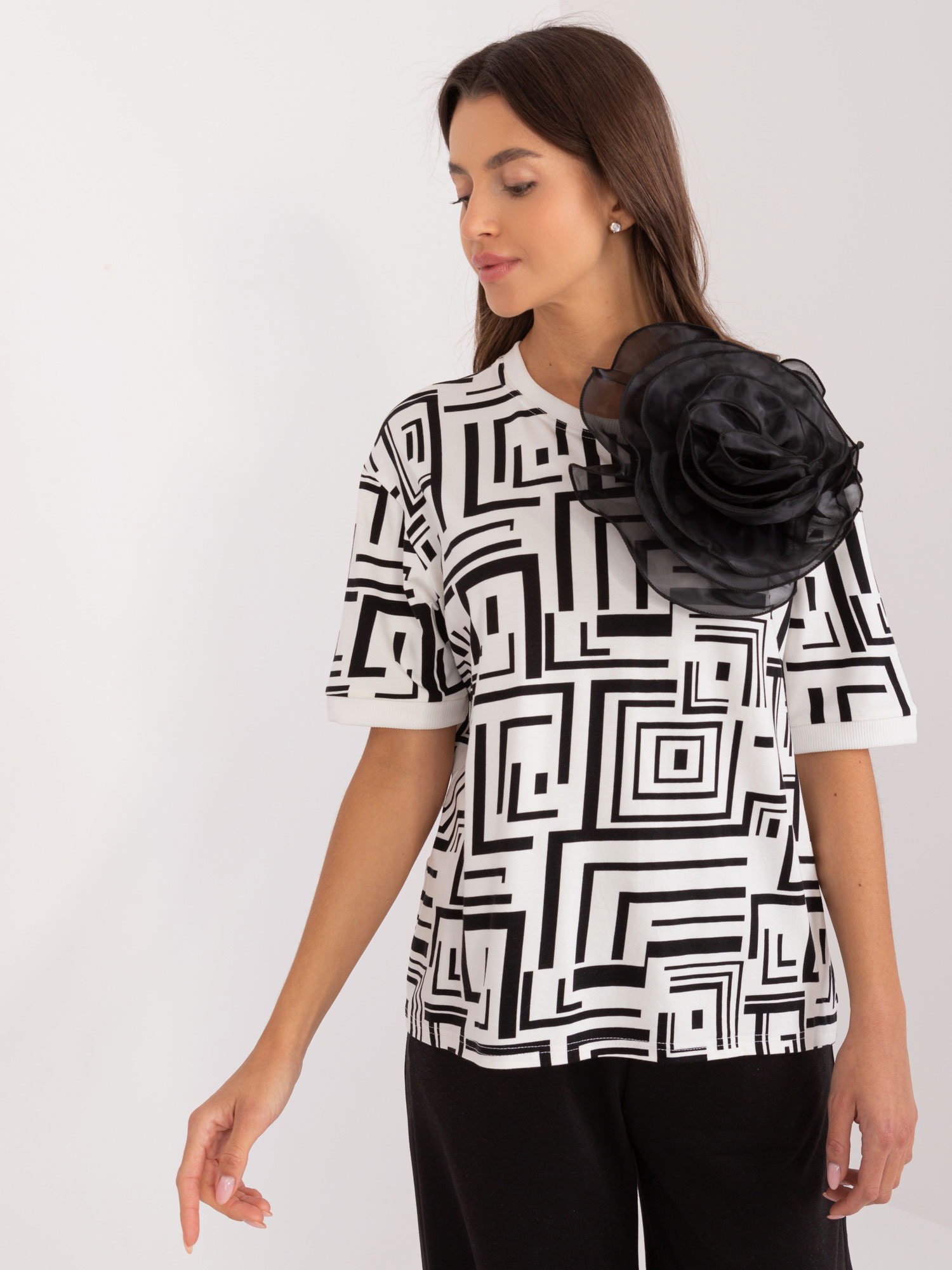 Čierno-smotanová elegantná blúzka s geometrickým vzorom a kvetinovou brošňou -LK-BZ-509697.27-ecru Veľkosť: ONE SIZE