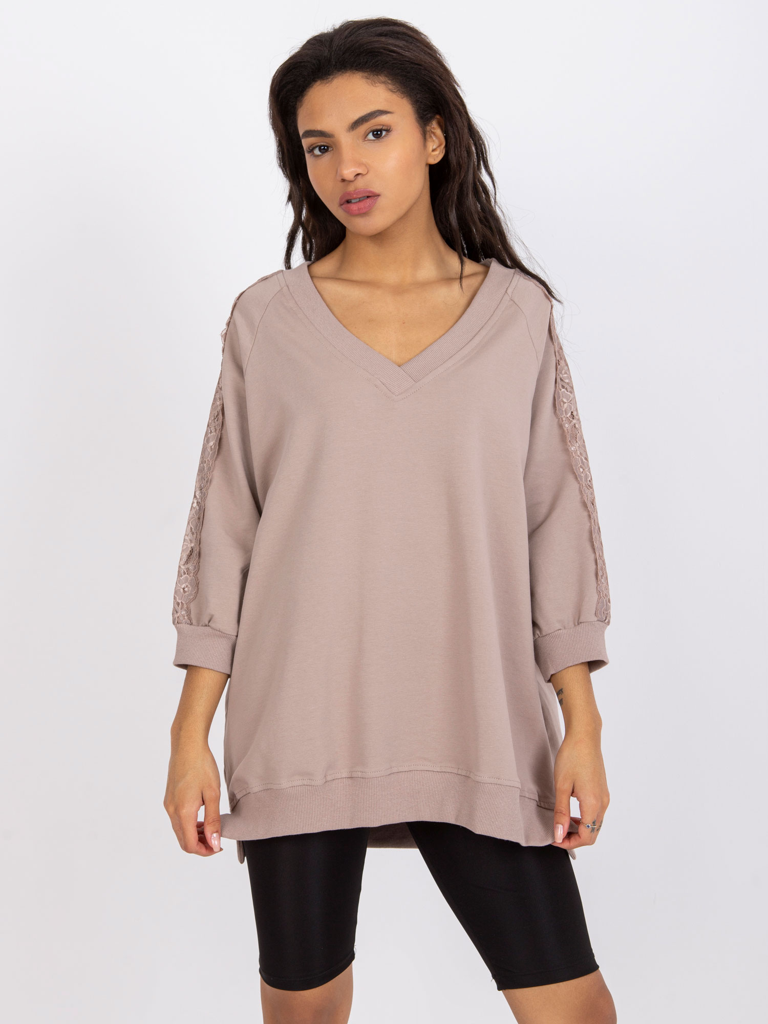 Tmavobéžová oversize blúzka Leja s čipkou -RV-BZ-7557.01-dark beige Veľkosť: L/XL