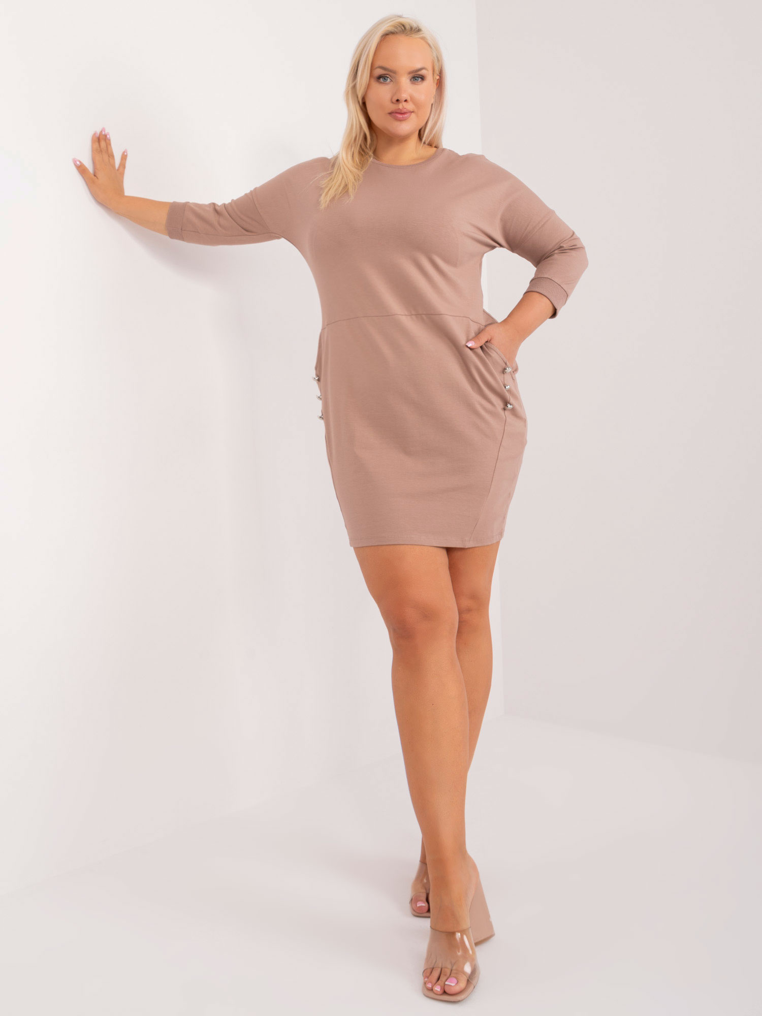 Béžové mikinové šaty s vreckami RV-SK-9390.32-dark beige Veľkosť: ONE SIZE