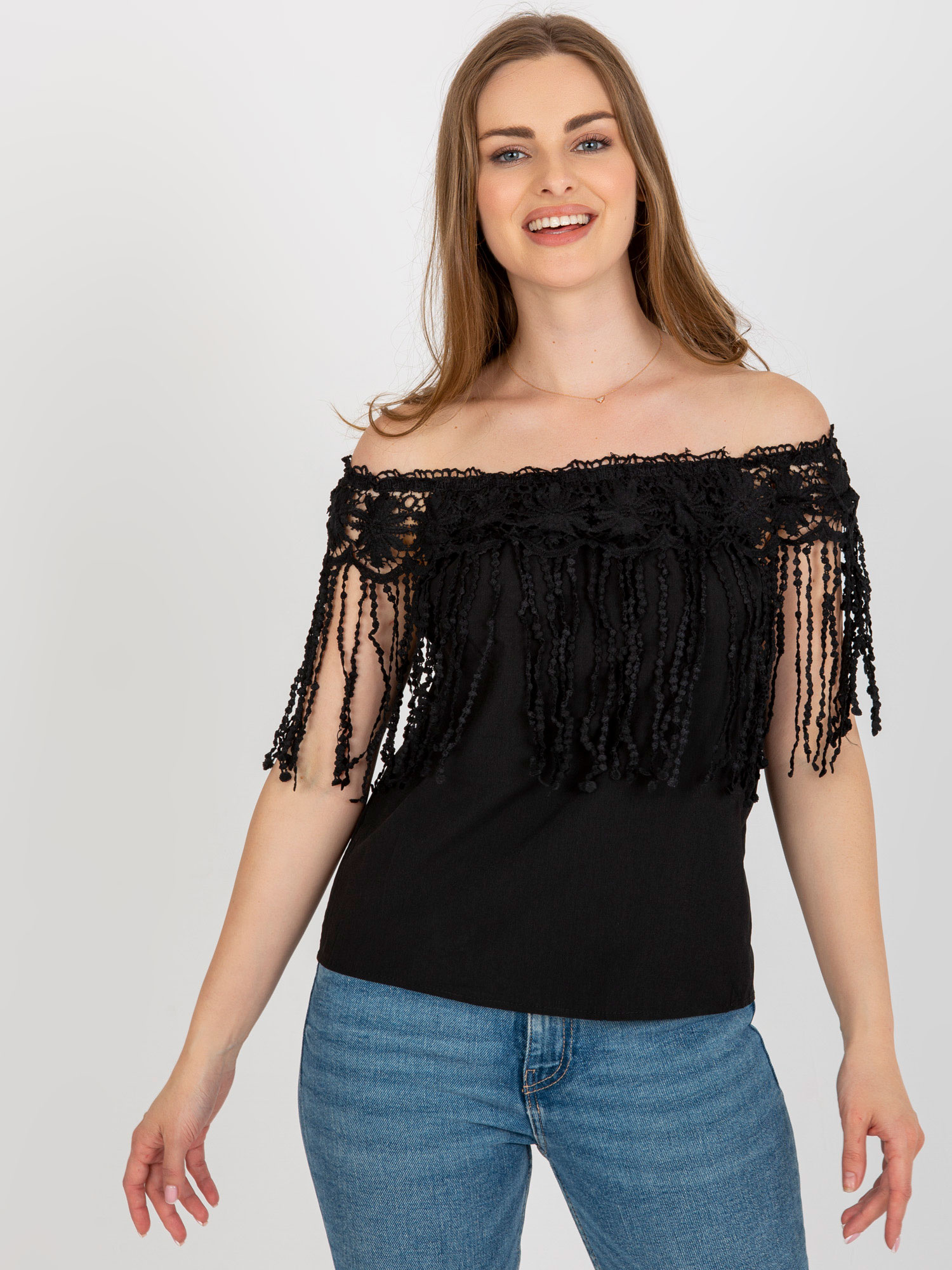 Čierna blúzka so spadnutými rukávmi a strapcami AT-BZ-1801.87-black Veľkosť: S/M
