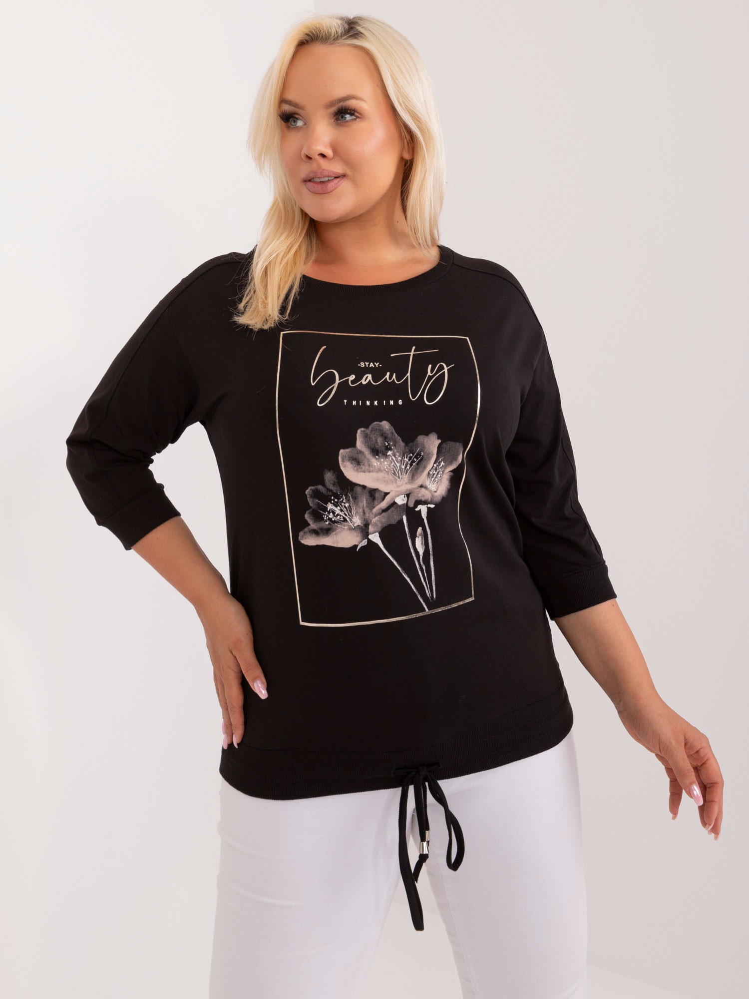 Čierne tričko s kvetinami a viazaním v páse RV-BZ-8984.31-black Veľkosť: ONE SIZE