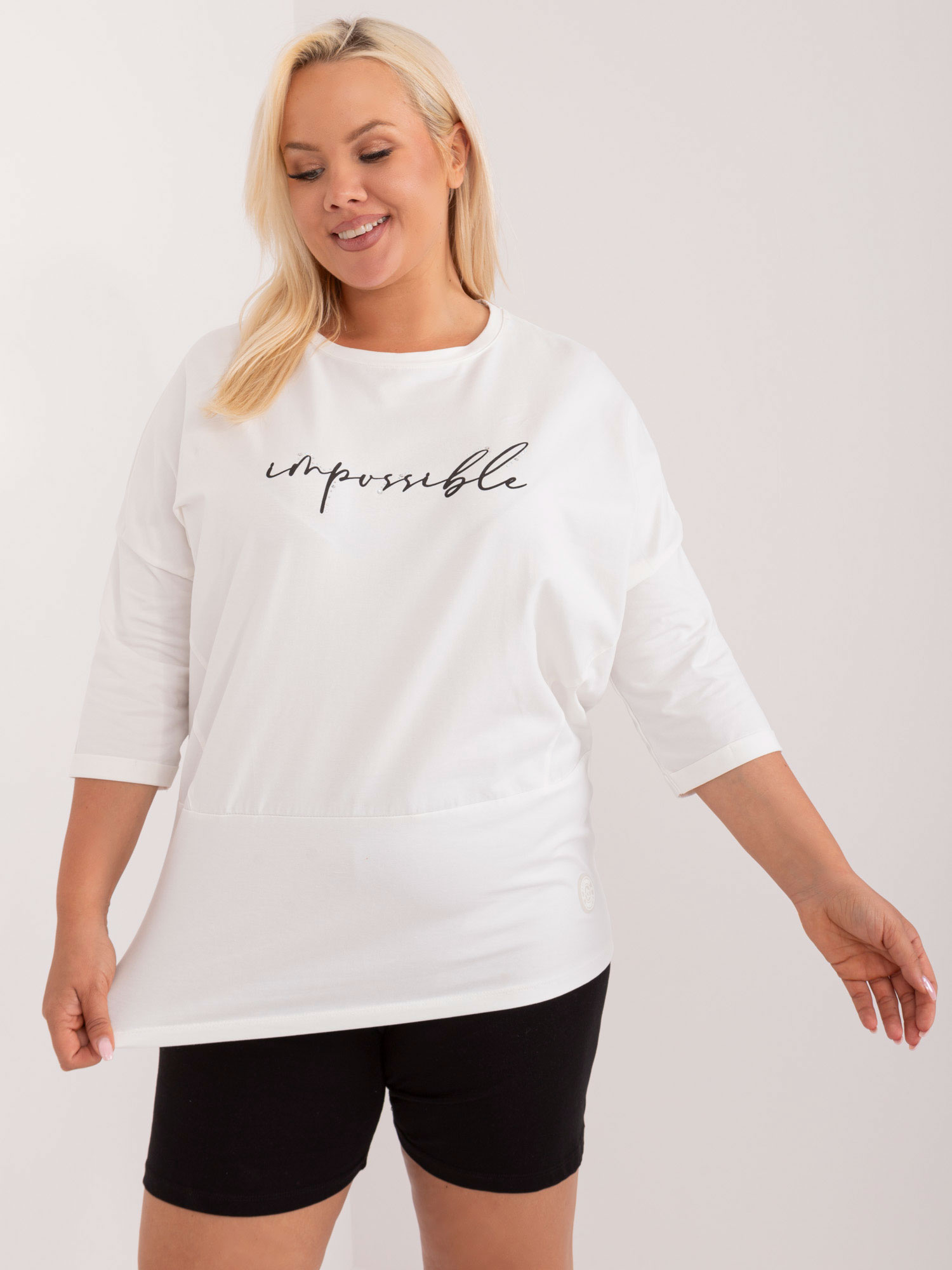 Smotanové tričko s nápisom a kamienkami RV-BZ-9364.99-ecru Veľkosť: ONE SIZE