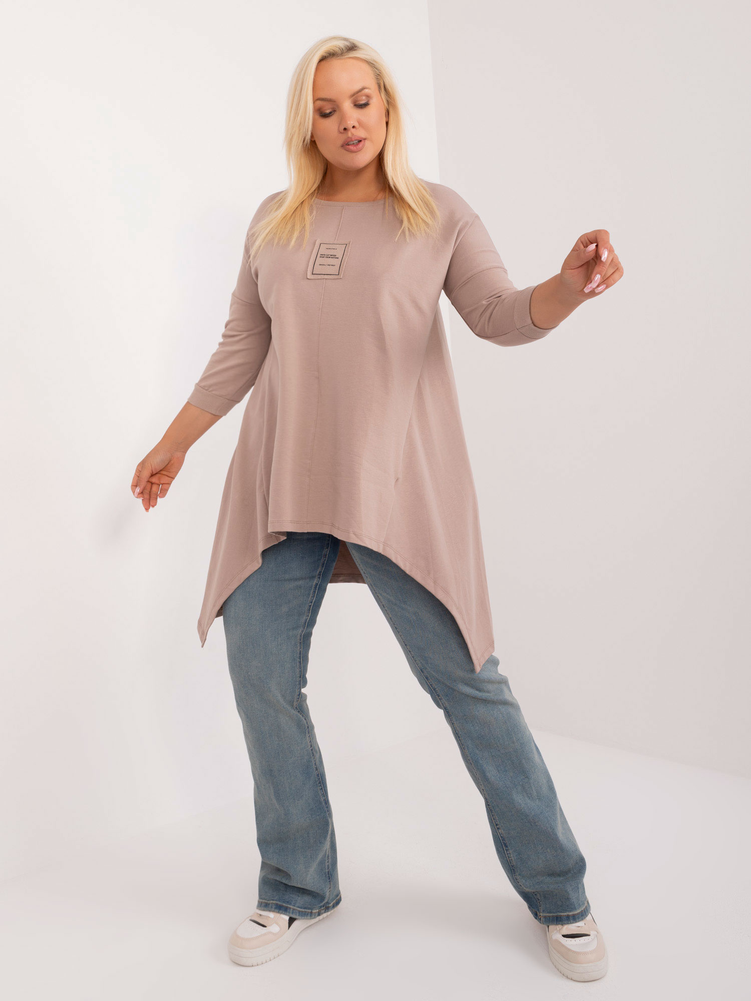 Tmavobéžová asymetrická tunika s nášivkou RV-TU-9089.87-dark beige Veľkosť: ONE SIZE