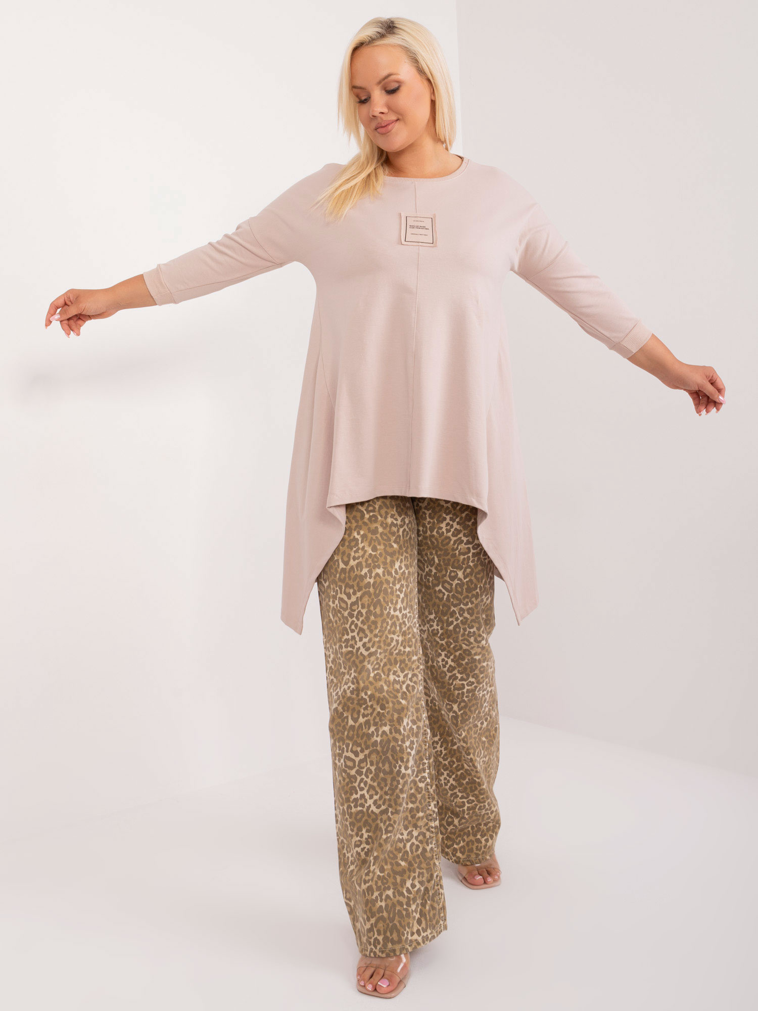Béžová asymetrická tunika s nášivkou RV-TU-9089.87-beige Veľkosť: ONE SIZE