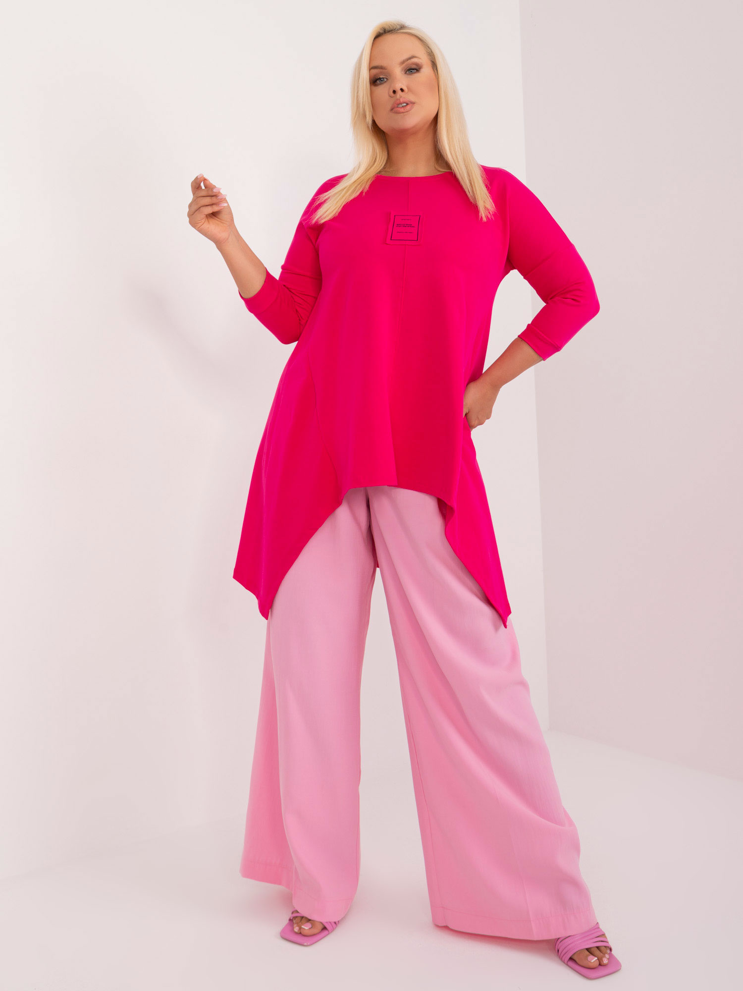 Tmavoružová asymetrická tunika s nášivkou RV-TU-9089.87-dark pink Veľkosť: ONE SIZE