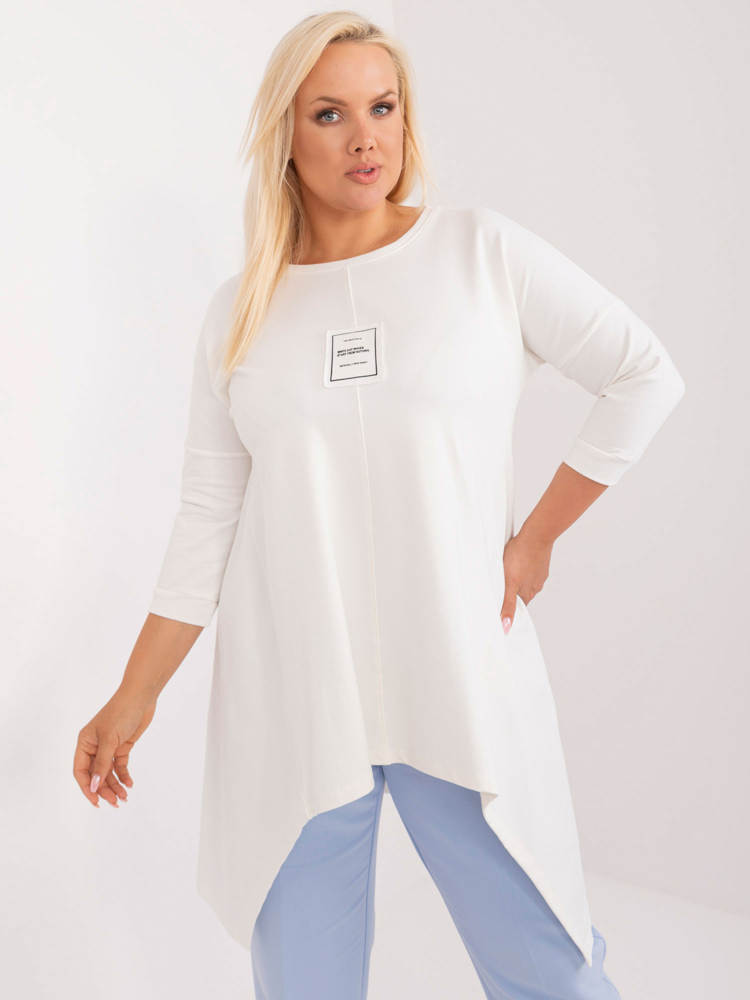 Biela asymetrická tunika s nášivkou RV-TU-9089.87-white Veľkosť: ONE SIZE