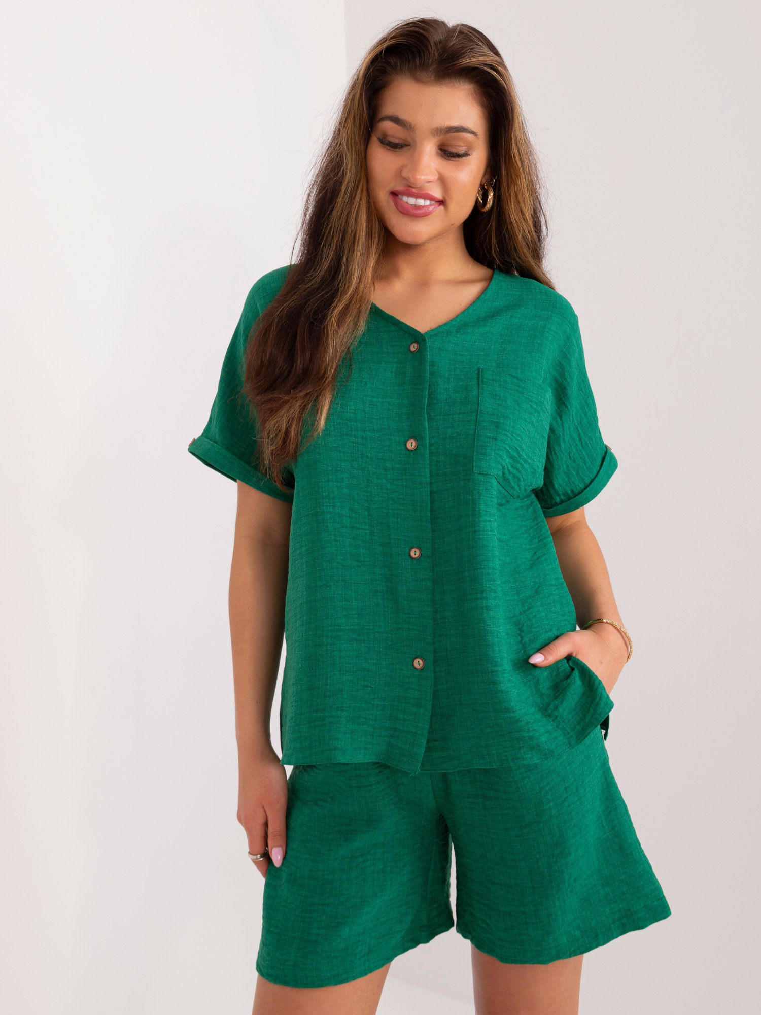 Tmavozelená letná súprava s blúzkou a šortkami LK-KMPL-509713.03X-dark green Veľkosť: S/M