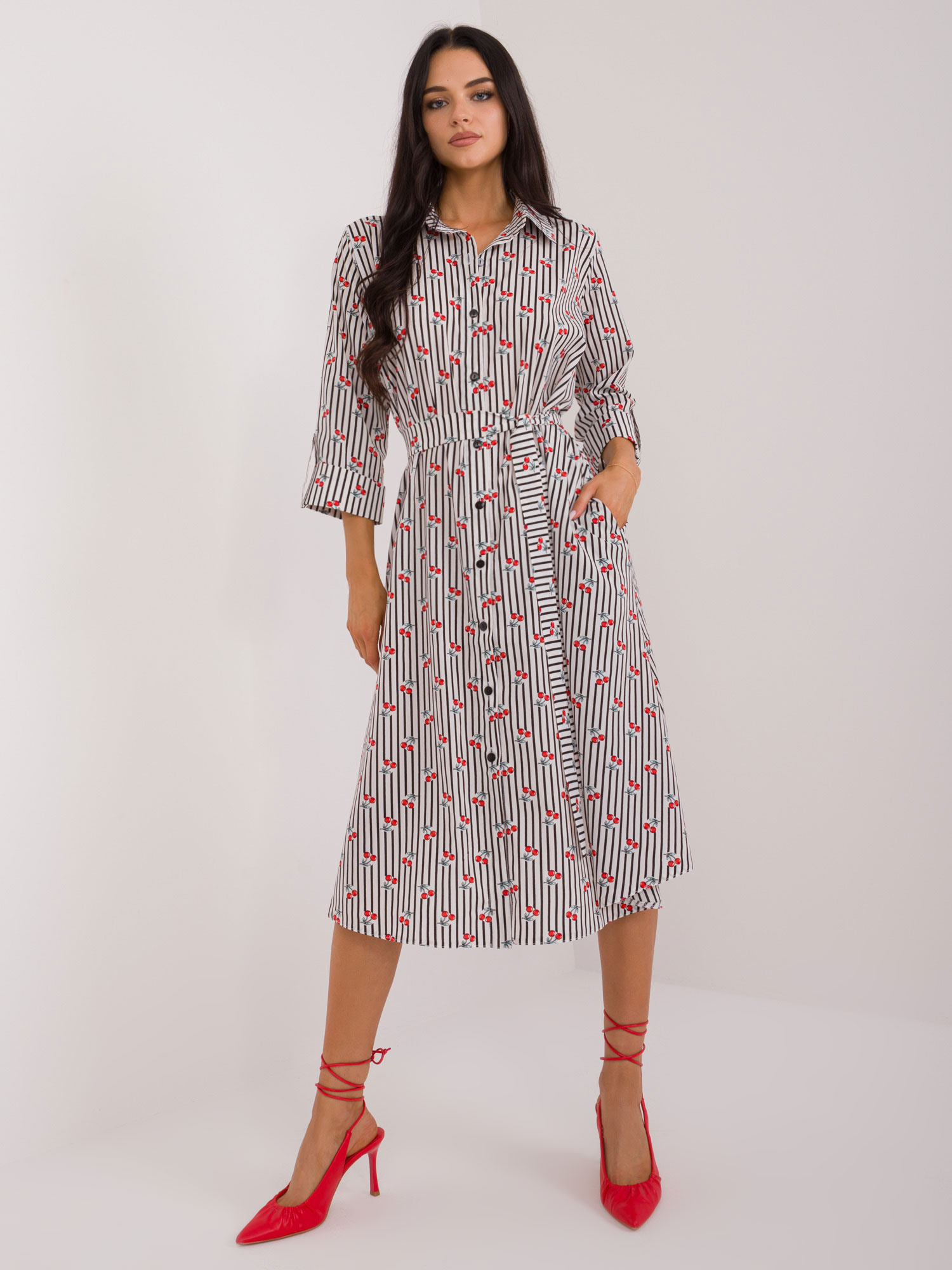 Biele košeľové midi šaty s čerešňami -LK-SK-509673-1.41X-biało-czarny Veľkosť: S/M