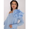 Svetlomodrá elegantná blúzka s kvetinovou brošňou