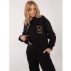 Čierna dámska tepláková súprava s ozdobnými retiazkami